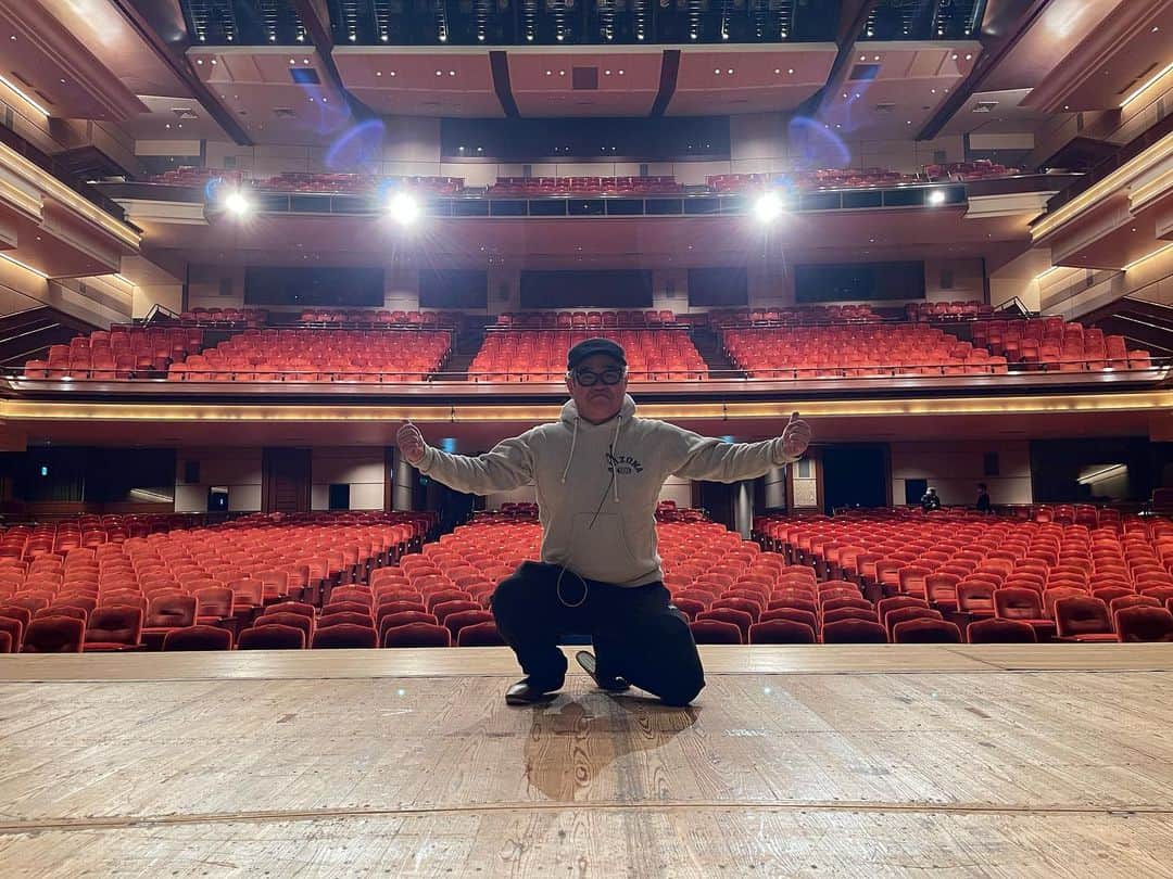 のインスタグラム：「博多座さん！初めまして！  今日14時からおしゃべり大好き。45福岡公演を博多座さんでやらして頂きます！  当日券ありますんで、お時間空いた方！  是非！！！！！  めちゃくちゃ楽しみます！  #兵動大樹 #おしゃべり大好き」
