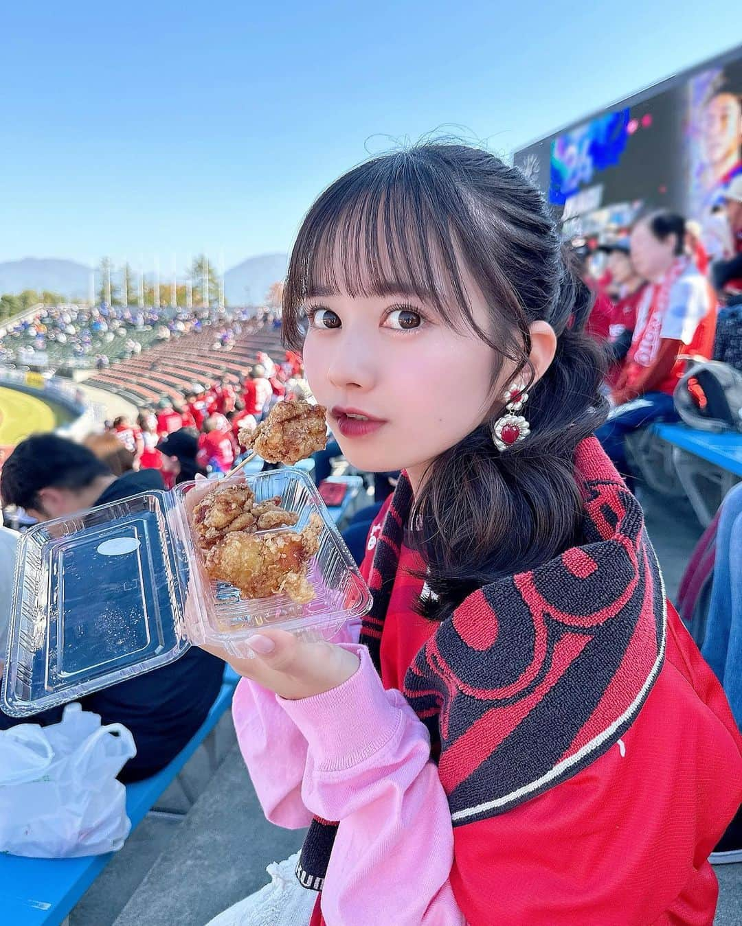 近藤沙瑛子のインスタグラム：「今季最後の現地観戦⚽️ ロアッソ熊本vsヴァンフォーレ甲府 昨日行ってきました☺️山梨県も初めて色々まわれた〜🍲  試合結果は悔しかったけど、久しぶりだったので本当に嬉しくて、来年も楽しみになりました🙏🏻残留も改めておめでとうございます 山口戦は、遠距離から応援してます🥹🔥  今季から応援アンバサダーに選んでいただいて、沢山の試合に呼んでいただけたり、スタジアムでライブもさせていただけたり、サポーターの皆さんと一緒にロアッソを沢山応援できて本当に本当に幸せな1年でした🌸 (本当はもっともっと現地に行きたいのですが…✨🥲) 少しでも、ロアッソや熊本のために、自分に出来ることをやれていたらいいなと思います。  来年も！っていうのは分からないのでここではっきり言えませんが、これからもロアッソ熊本が1番大好きなチームなので、変わらず応援していきたいです🐴✨  SNSにお写真沢山載せてくれてありがとうございました¨̮  またスタジアムで会えたら声掛けてください…🙆‍♀️   #ロアッソ熊本  #ロアッソ  #ヴァンフォーレ甲府  #サッカー  #j2」