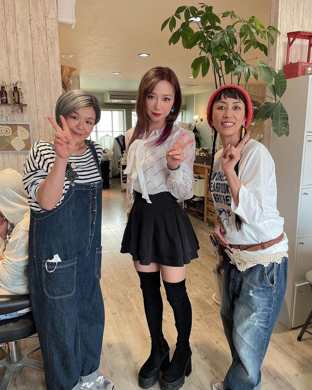 黒木優子のインスタグラム：「今日は神戸に行く前最後の @kou_a_m_s #美容室kou へ😆❤️ 今回は少し暗めで染めてもらいました😆❤️  インナーは一緒の紫😘 いつも綺麗に染めて頂きありがとうございます😍❤️  帰りに私愛用の#deartech の#varijoieトリートメント（大）を買って帰りました😆❤️  もうすぐなくなるところだったから買えて良かった−🫣💕  もう#deartech のシャンプー&トリートメントがないと…私坊主確定🧑‍🦲になってしまう😱💦泣  @deartech_tanaka_h 田中社長！さらなる開発宜しくお願いします🥹💖  #美容室kou  #糸島  #deartech  #補修」