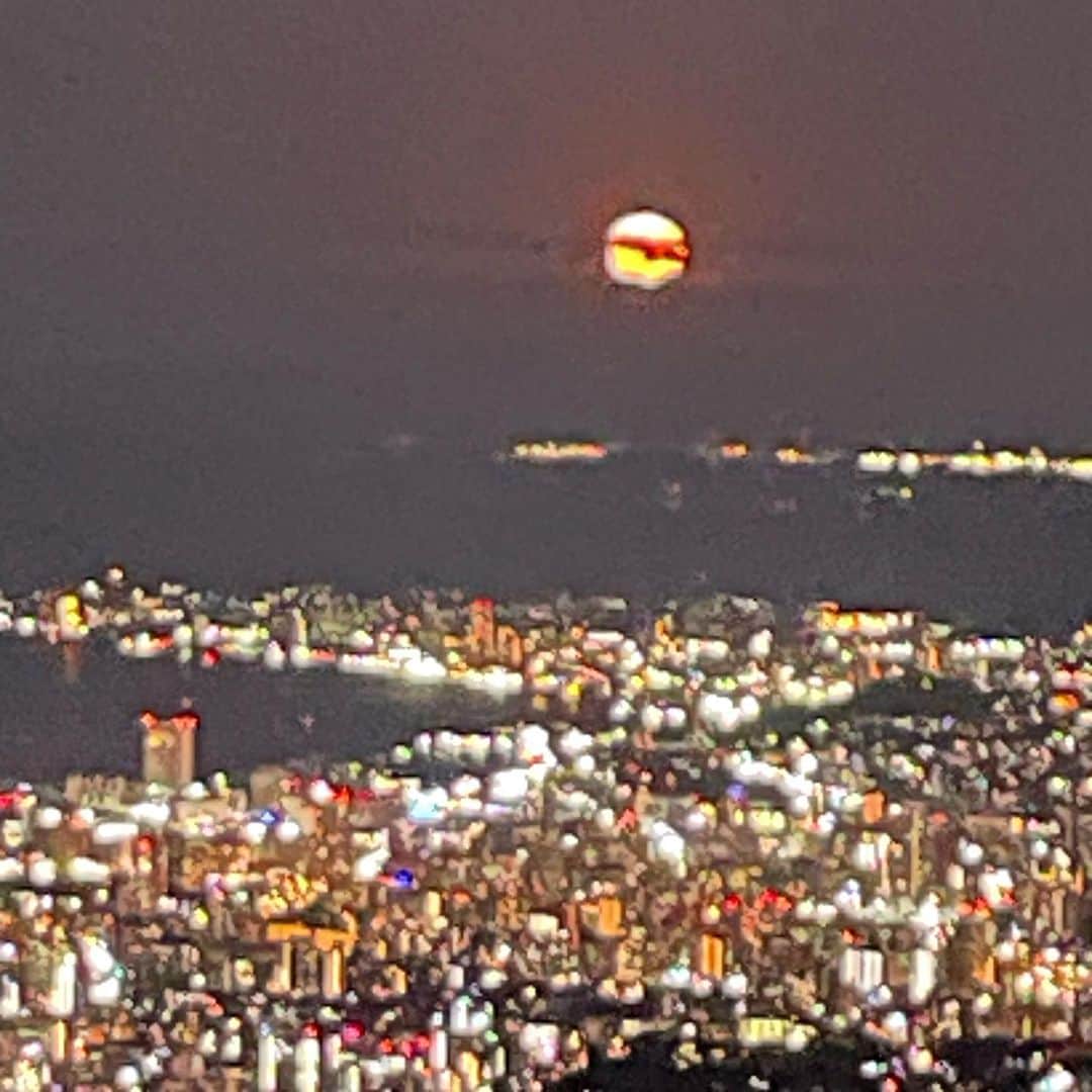 忽那汐里のインスタグラム：「🌝🎈　🌏👨‍👩‍👧」