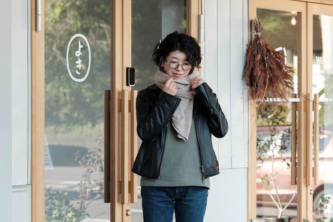 ヒラハルのインスタグラム：「パン屋のTシャツを3枚着回しているというスタッフに話を聞いてきました。正直、最初は高いかなと思っていたそうなのですが、きちんと丈夫に作られていることを知り、社内で愛用しているスタッフも多いことから3年前にデビュー。いいものだったのですぐに1枚買い足してネイビーと墨黒を交互に着るようになり、今季さらにオートミールを買い足したのだと言います。  お気に入りポイントは色々あるとのこと。生地の密度が高くて風を通さないのでお出かけしたときに安心感があることや、袖の短さが家事にちょうどよいこと、首元の開き具合も気に入っているそうです。襟ぐりは子どもが生まれてからやたらと引っ張られるようになったのですが、生地と縫製が頑丈だからか伸びないのですごいなと思ったと話していました。  パン屋のTシャツに今季新色の「もえぎ」が登場しました！社内でもかなり好評な色合いで、もえぎで思いがけずペアルックになるケースが出始めています。秋冬の落ち着いたトーンに合わせやすいもえぎ、定番の一枚に加えてみてくださいね。  @wazawazapan 🤞お買い物はプロフィールリンクより 『わざわざオンラインストア https://waza2.com/』をタップ  ・・・・・・・・・・・・・・・ #パンと日用品の店わざわざ #わざわざ #wazawaza #パン屋のTシャツ #わざわざオリジナル #yohaku」
