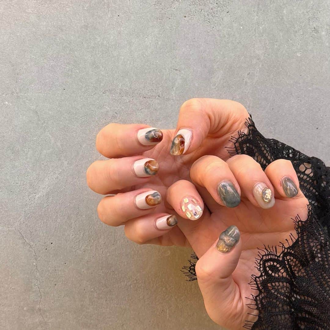 れもんえいみのインスタグラム：「. 今月はちょっと 遊んでみた〜💅  短いの楽やけど 指短いのもろバレ…  #ネイル #秋ネイル #ニュアンスネイル」