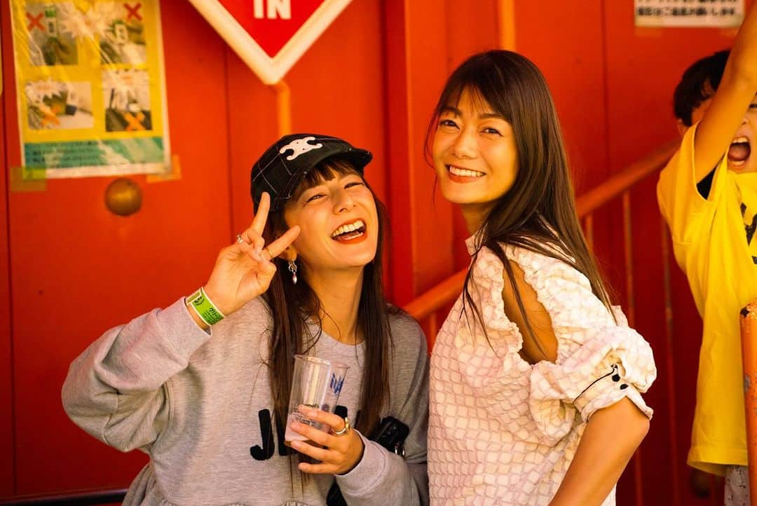 スザンヌさんのインスタグラム写真 - (スザンヌInstagram)「#グリーンランド  @greenlandstaff  でお誕生日過ごしたい🎂 我が家のプリンセス👸 @gowasuchiyan  （妹家族と息子は前乗りしてホテルでお祝い♡） 朝から追いかけて ほぼオープンラスト🎡♡♡♡ 遊び尽くしました🫶  #NIO (#ニオー ) #天の川コースターミルキーウェイ #ウルトラツイスターメガトン #スターフライヤーゴクウ  もう#ジェットコースター 🎢好きの小4チームと並んで乗ってずっとぐるぐるしてたよ笑  コーヒーカップ や迷路、宝探し、射的、アイスランド（暑くて何回も行ってた）ミラーハウス、占い、動物触れ合い、ウォーターショット、他もそれぞれいろーいろ乗ったり、体験したよ♡ 後半、子どもたちの元気をよそにわたしの足ガクガク🦵  帰りは焼き肉🥩🍚もーりもり食べて、主役のあーちゃん最後は、パパー抱っこ♡一歩も歩けなくなるまで一生懸命遊んだね🥰🫶  帰りは息子も車乗った瞬間爆睡😴 家着いてわたしも久しぶりに化粧も落とさず朝まで寝た☜（これぞクタクタ♡）  あー楽しかったなぁ🥰 あーちゃんのハニカミにっこにこ笑顔がたーくさん見られておばもしあわせでした🫶 6歳おっきくなったねぇ🥳 改めておめでとう🥰しあわせひたひたのいちねんになりますように♡だいすきだよ♡  #熊本 #遊園地 #グリーンランド #グリーンランド遊園地 #遊園地コーデ #miteガール」11月4日 13時08分 - suzanneeee1028