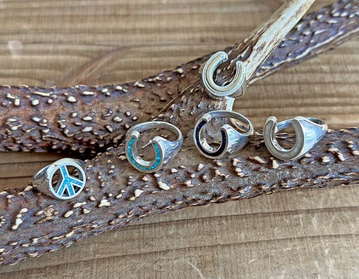 のインスタグラム：「LA在住の日本人アーティストKomy氏が手がけるブランドCALIFOLKSより「Sterling Inlay Jewelry」が入荷しました。  今回入荷したモデルはラッキーアイテムとしても人気の高いホースシューとピースリング。  シーズンや服装に合わせて変えてみるのもいいですね。  Sterling Inlay Jewelry has arrived.  @standardcalifornia_os  @standardcalifornia_movie   #standardcalifornia  #スタンダードカリフォルニア  #califolks  #カリフォークス  #inlayjewelry  #インレイジュエリー  #ring  #リング  #jewelry  #ジュエリー  #horseshoering  #ホースシューリング  #peacering  #ピースリング  #internationalshipping  #overseashipping  #worldshopping  #worldshoppingjp」
