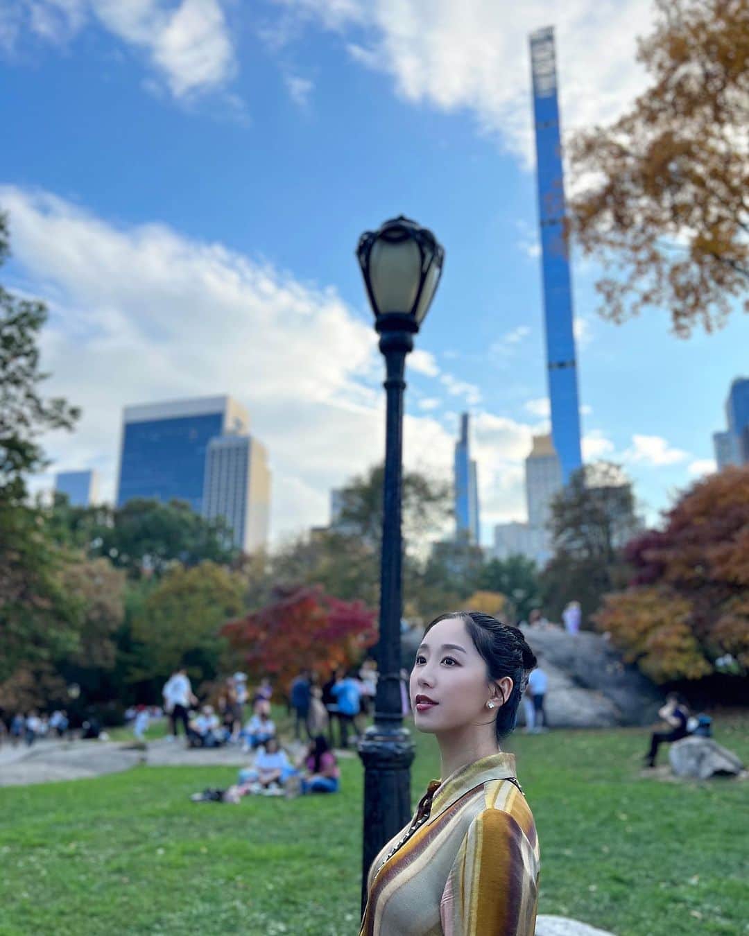 澤山璃奈のインスタグラム：「もうすっかり秋🍂というか冬？くらい一気に寒くなって来たNY😂  初おろしのワンピース @cosstores と紅葉の色がぴったりでした🍁   この日はセントラルパークのスケートリンクのオープンで、特別に無料滑走日だったらしく行列でした⛸️✨  ディナーで行ったヘルズキッチンにある地中海料理のレストランがすごく美味しかったのでシェア🍽️ 特に前菜のプレートがすごく好みで、またすぐ食べたい🥹笑 @kashkavalgarden   そしてこの日のメインはYOSHIKIさんのコンサート🎹 YOSHIKIさんのピアノもドラムも生で味わえて最高でした…😭✨ オーケストラ、ゲストの歌手の方々やバレエの演出も楽しく素晴らしかったです👏🏽  幸せな1日に感謝🧡  🗽　#sawarina_ny   #海外移住 #アメリカ移住 #NY移住 #アメリカ生活 #NY生活 #NY #NYC #nylife #nyphoto」