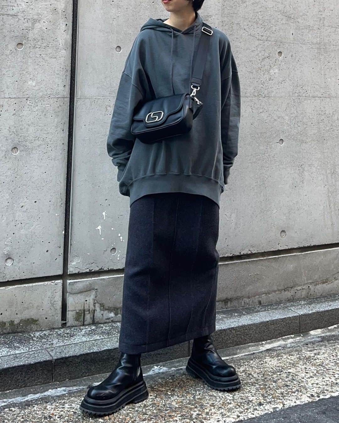 SLY OFFICIAL INFORMATIONさんのインスタグラム写真 - (SLY OFFICIAL INFORMATIONInstagram)「ㅤㅤㅤㅤㅤㅤㅤㅤㅤㅤㅤㅤㅤ #SLY_info @_shimmiya_ 【161cm】 神戸マルイ店スタッフ __________________________________ SLY店舗・WEBSTORE・ZOZOTOWNにて販売中 ☑︎F/LEATHER SWING TOP BZ (030GA030-2280) GRY,D/BRN  ☑︎ROUND HEM OVER SW HOODIE (030GA080-4270) BLK,IVOY ㅤㅤㅤㅤㅤㅤㅤㅤㅤㅤㅤㅤㅤ ☑︎BONDING I LINE SK (030GA031-4170) GRY,BEG ㅤㅤㅤㅤㅤㅤㅤㅤㅤㅤㅤㅤㅤ ☑︎S BADGE 2WAY BAG (030GAA55-5780) BLK,O/WHT __________________________________ ※配送の都合により発売日が異なる場合がございます。 ※店舗により在庫状況が異なります。 #SLY #SLY_fav #THROWbysly」11月4日 13時03分 - sly_official_info
