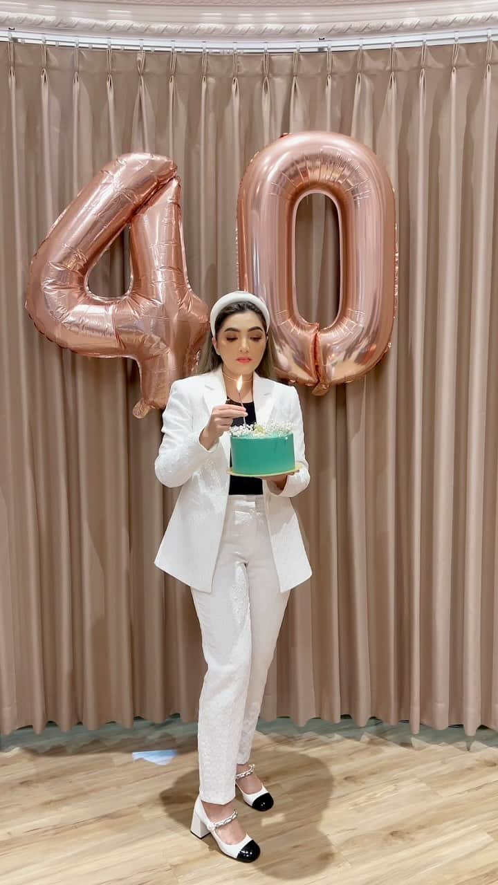 のインスタグラム：「Thankful, Grateful, and 40! Life really does begin at 40✨🥰 #FantASHtic40」