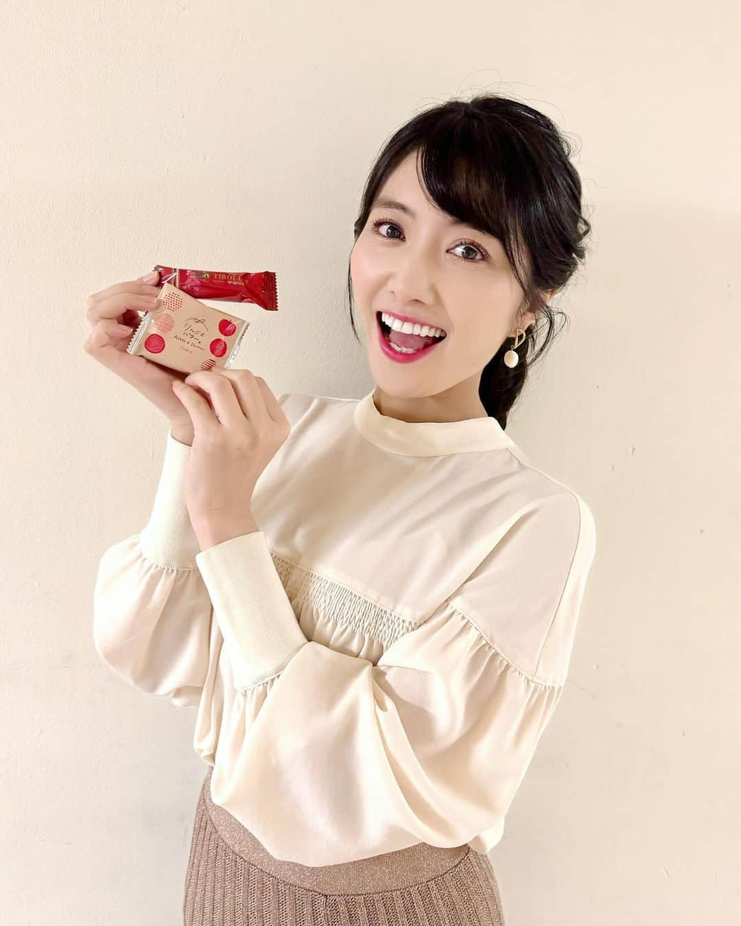 久保井朝美さんのインスタグラム写真 - (久保井朝美Instagram)「🍫🍪 お菓子食べながら アニメを見る深夜❤️  至福😇😇😇  今夜は 名探偵コナン SPY×FAMILY 薬屋のひとりごと  お仕事頑張れます🍀 がんばるます🥜🥜  夜8:55からの NHK「サタデーウオッチ９」 よろしくお願いするます❤️  #チロリアン #りんごバター #久保井朝美 #気象予報士 #防災士 #講演会講師 #マリリンムーン #シースルーブラウス #ラメスカート #ニットスカート #アナウンサー衣装 #土曜アニメ #深夜アニメ #薬屋のひとりごと #スパイファミリー #名探偵コナン好きと繋がりたい #アニメ好きと繋がりたい」11月4日 13時06分 - asami_k920