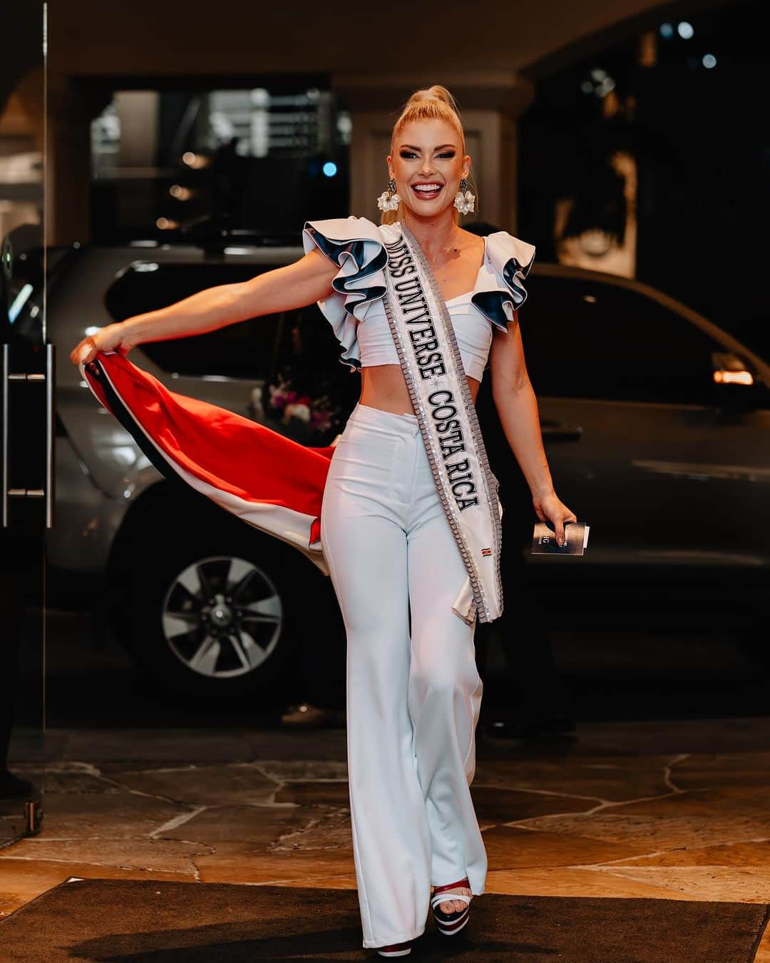 イリス・ミトゥネールさんのインスタグラム写真 - (イリス・ミトゥネールInstagram)「Hola, El Salvador! 🌴   The Miss Universe delegates have touched down, Let the adventure begin!🤩  #missuniverse #72ndmissuniverse」11月4日 13時07分 - missuniverse