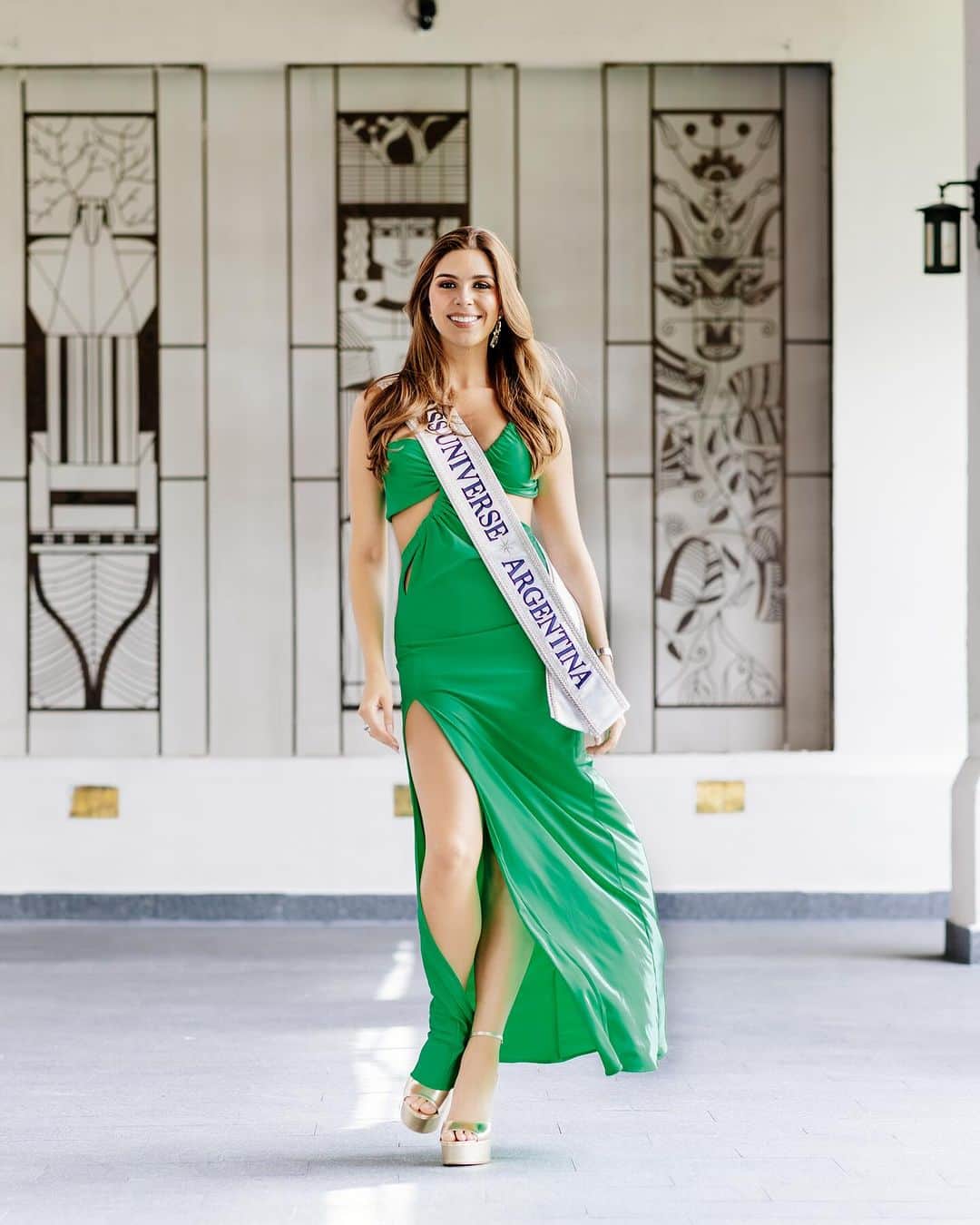 イリス・ミトゥネールのインスタグラム：「Hola, El Salvador! 🌴   The Miss Universe delegates have touched down, Let the adventure begin!🤩  #missuniverse #72ndmissuniverse」