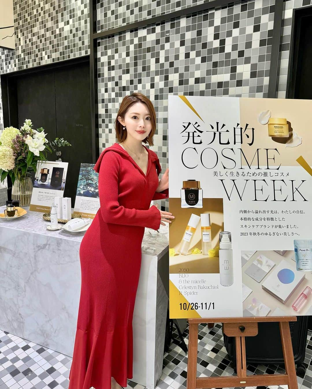 松田唯花さんのインスタグラム写真 - (松田唯花Instagram)「【POPUP店頭に立ちました💄】  10/26〜11/1、渋谷スクランブルスクエアで開催された韓国コスメ&日本エステサロン専売品コスメの合同POPUPの店頭に立ちました✨  参加ブランドはこちら。  ①2050 @2050.official  特にコラーゲンたっぷりのシートマスクが大好き♡  ②R-SPIDER @cossbeauty_  セラムとナイトパックは使い切ったくらい肌の弾力UPした！  ③BAKUCHIOL このPOPUPで日本初お披露目だったブランド。低刺激ながらもしっかり効果実感をさせてくれるバクチオールが1%も配合されている実力派。  ④espritbeauty @espritbeauty_  話題のNMKがナノ化されて入ったジェルクリームや、SNSでバズり中のミスト、水素サプリメント。  NMNのジェルクリームはスキンケアの完全体って感じ。ナノ化で肌の内側まで入るので、翌朝の肌がぷりんってなる。  普段はオンライン発売をしているものやエステサロン専売品のものなので、実際に手に取って試せるというのはとても貴重な機会だったと思います☺️  まず韓国コスメ(①〜③)は、日本にはない成分配合や設計が面白い！ 蜘蛛の巣🕸️を配合したセラムやクリームがあったり、2050の肌に溶け込むコラーゲンシートマスクがあったり。  実際に試さないと分からない良さっていうのがかなりあって、オンラインではそれが伝わりにくいので勿体無いなぁと思っていて🥹  それを解消できるPOPUPになって、実際に試した方々からも「すごい！」って声が飛び交ってました☺️  @espritbeauty_ の日本コスメは普段サロン専売品。 youtuberのヘラヘラ三銃士さんが紹介してバカ売れ中(オンラインで売切れ中)のミストもあったりで、注目度かなり高かったです❤️‍🔥  フォロワー様やインフルエンサーのお友達がたくさん来てくれました、本当にありがとうございました☺️🙏💕  これからもSNSはもちろん、こういうリアルな場も通じてコスメや美容の魅力をドンドン伝えていきます🥰❤️‍🔥❤️‍🔥  裏アカ⇒ @yuika_matsuda_yuicos  鍵付き🔑この本アカウントをフォローいただいている女性のみ許可しています🙏 ----------------- 【サロンで診断、レッスンしています💄】 今まで男女あわせて1000人以上のお客様のキレイをサポートしてきました✨  ・メイクレッスン  ・16タイプパーソナルカラー診断 ・骨格診断 ・顔タイプ診断 ・小顔矯正 ・ハリウッドブロウリフト  たくさんのご予約ありがとうございます🙇🏻‍♀️ 11月のご予約枠はあと少し✨ 12月のご予約も承っております🤲  サロンの場所は外苑前です。  ご予約やお問い合わせは公式LINEまでお気軽に✉️ 1〜2日でお返事いたします。 ⇒@yuicos1231 (@も必須でID検索してください🌼)  -----------------  #popup #韓国コスメ #渋谷スクランブルスクエア #2050 #rspider #bakuchiol #espritbeauty」11月4日 13時07分 - yuika_matsuda.official