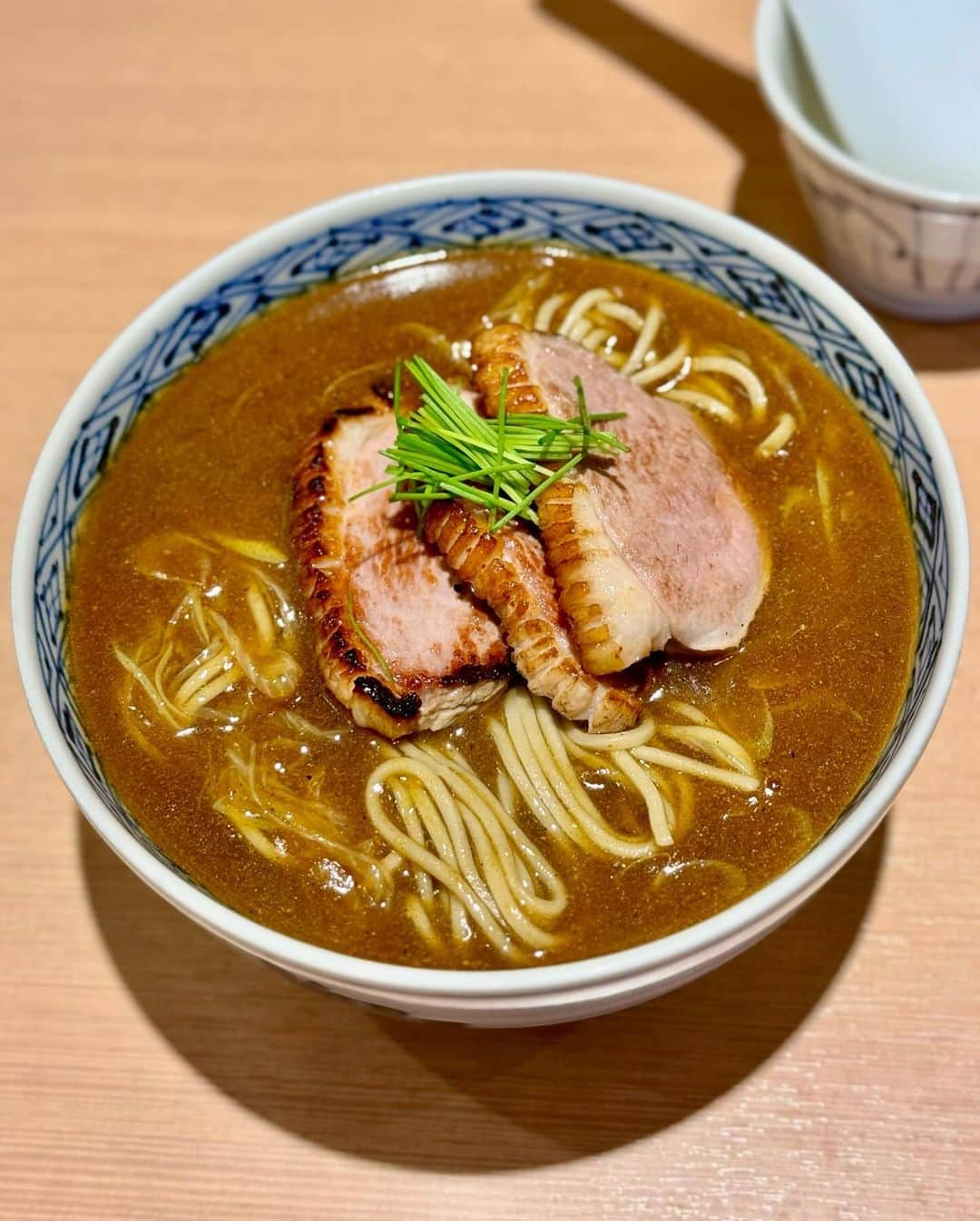 秋山具義さんのインスタグラム写真 - (秋山具義Instagram)「『おそばの甲賀』で、「鴨カレー南蛮そば」。  こちらの最高のカレー南蛮に美味しい鴨のトッピングなんて、完璧すぎです！  #おそばの甲賀 #具義そば2023 #具義カレー2023 #具義西麻布2023」11月4日 13時18分 - gugitter