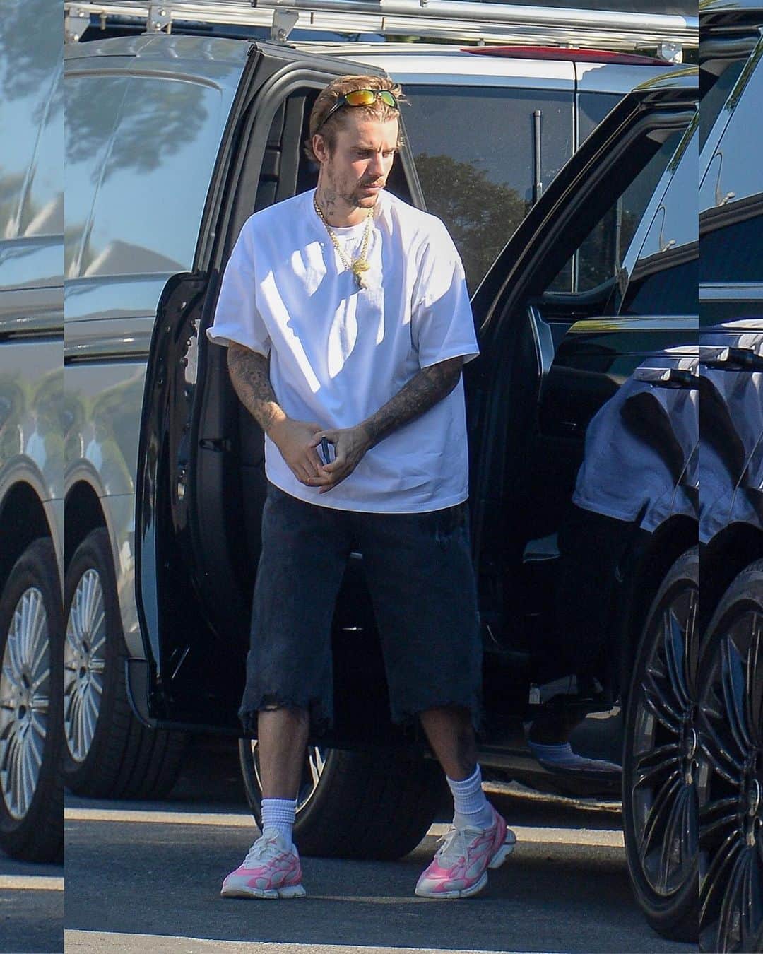 Just Jaredさんのインスタグラム写真 - (Just JaredInstagram)「Justin Bieber carried one of his dogs in a Louis Vuitton bag while stepping out on Friday in Los Angeles. See more photos on JustJared.com! #JustinBieber Photos: Backgrid」11月4日 13時17分 - justjared