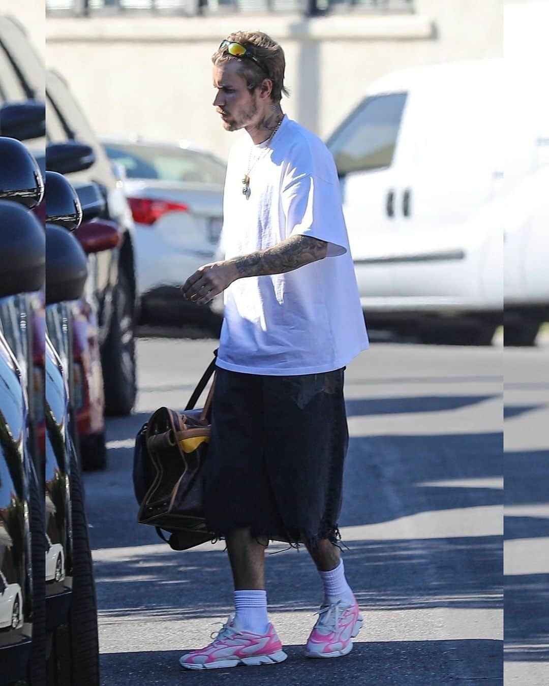 Just Jaredさんのインスタグラム写真 - (Just JaredInstagram)「Justin Bieber carried one of his dogs in a Louis Vuitton bag while stepping out on Friday in Los Angeles. See more photos on JustJared.com! #JustinBieber Photos: Backgrid」11月4日 13時17分 - justjared