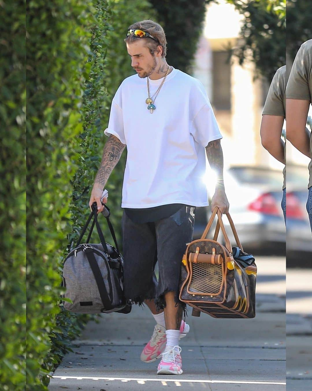 Just Jaredさんのインスタグラム写真 - (Just JaredInstagram)「Justin Bieber carried one of his dogs in a Louis Vuitton bag while stepping out on Friday in Los Angeles. See more photos on JustJared.com! #JustinBieber Photos: Backgrid」11月4日 13時17分 - justjared