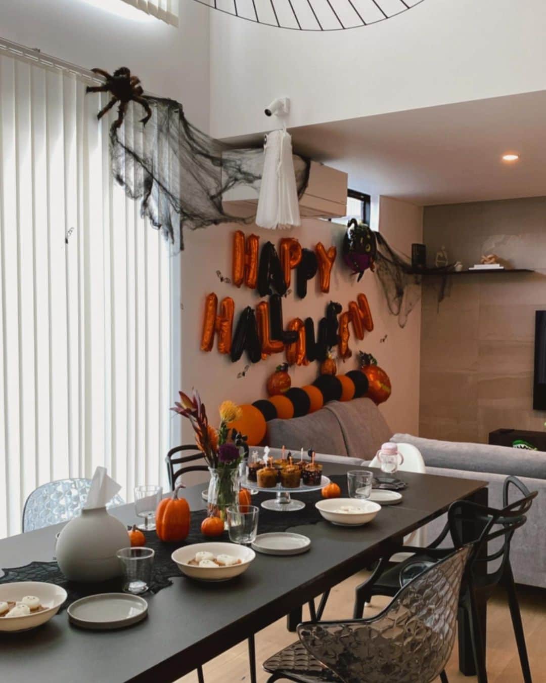 吉田愛璃のインスタグラム：「. . 2023 Halloween👻🎃  独身の時より何倍も張り切った、母になって初めてのハロウィン😂🤞 スクールのイベントでは親子全員でダイナソー🦖🦕 先生から親も毎年みなさん凄いです‼︎って言われてたのに、あんまりいなくって恥ずかしかった😂😂←だまされた  イベント後は我が家でparty🕺 大慌てな日すぎてカレーとカップケーキしかまともに作れなかったけど、飾り付けでカバーされてるよね😂👌okok  ご近所さんともたこパして🐙 楽しいHalloween週間でした🎃✨  来年は何やろうかな？ 本格的なのやりたい😏  #halloween #hallweenparty #homedesign #homedecoration  #myhome」