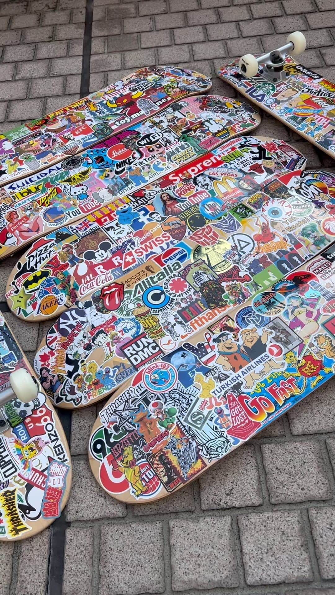 のインスタグラム：「Skateboard✖︎Sticker   貼れば貼るほど面白い  #skateboard  #sticker  #art」