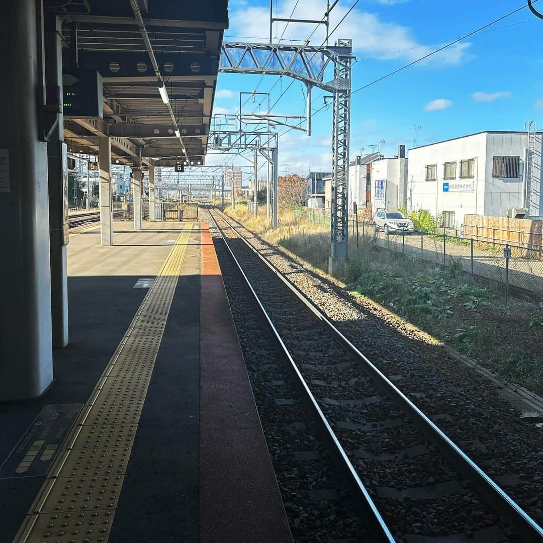 鈴木みのるのインスタグラム：「TRAIN  昨夜、高松から札幌に戻ってきた。電車を乗り継ぎ、今日の試合会場である岩見沢に向かう。一人旅。。。」