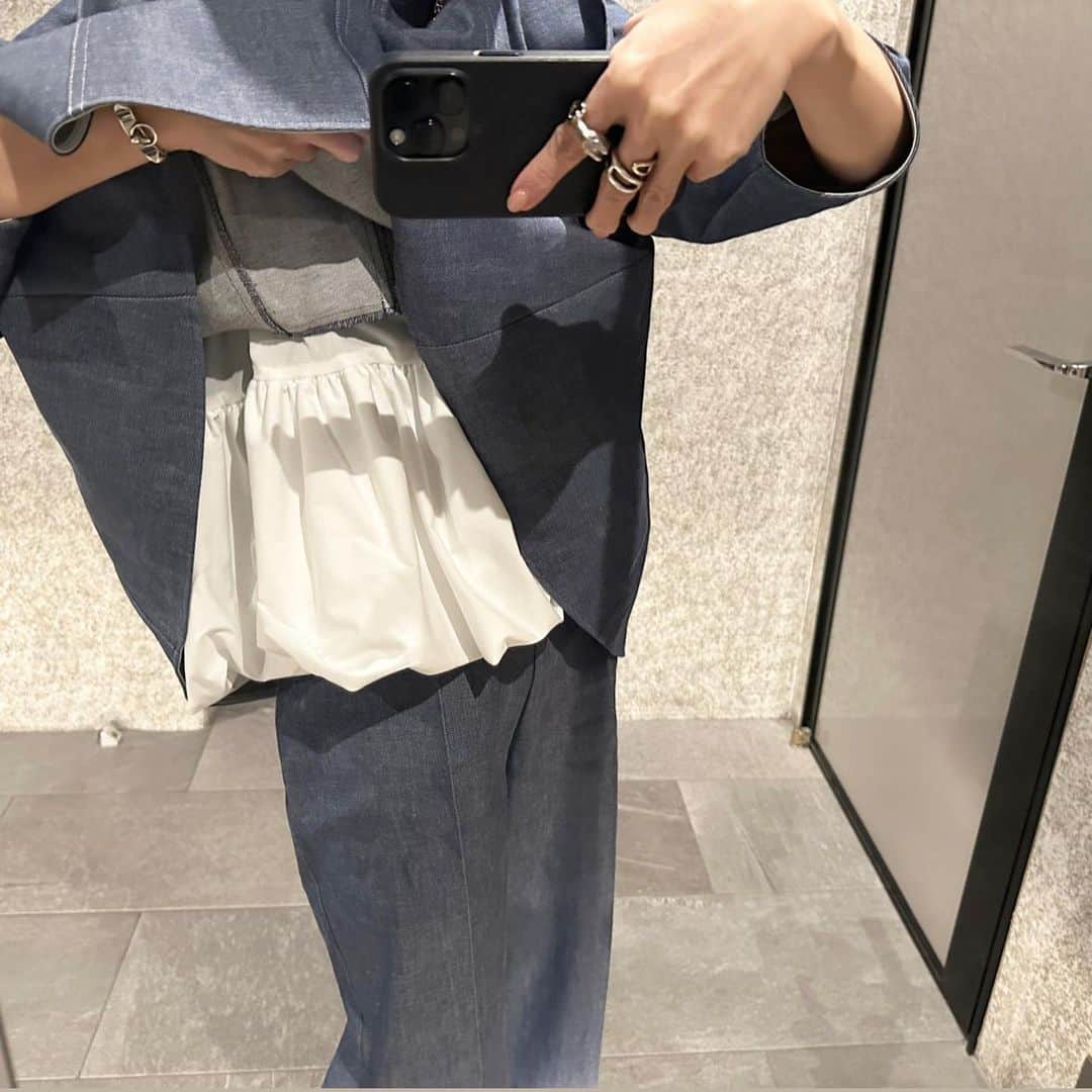 外村久美子さんのインスタグラム写真 - (外村久美子Instagram)「・ 2024 shirocon spring collection🍎  denimが好評のようでDM沢山嬉しいです☺️ origamiデニムブラウス あの可愛いorigamiブラウスがdenimに♥️折り紙を折るように1枚の生地を折りたたむことで立体的な袖に仕上げたブラウス。胸下切り替えから360度ふんわり美しいふくらみを出す為に、インナーにバルーンキャミソール付きになっています。スティックパンツやレギパンにも合わせやすい、お尻が隠れる丈に😉  ハイウエストハイストレッチパンツ とってーも、おすすめなパンツが出来ました😉✨ 肌触りが最高によくて、ハイテンションなダンボールニットでフィット感のある腰回り。サイドファスナーのハイウエストから絶妙なワイドシルエットで更に細く脚長効果抜群な神パンツ✨✨シルクに最も近い、合繊を使った高級ダンボールニットは、品もあってシワにならずお洗濯も型崩れなしでとてもおすすめです👖 長時間の移動なんかの旅行にもぜひ🚗✈️  #shirocon  #yori_japan」11月4日 13時21分 - kummy153