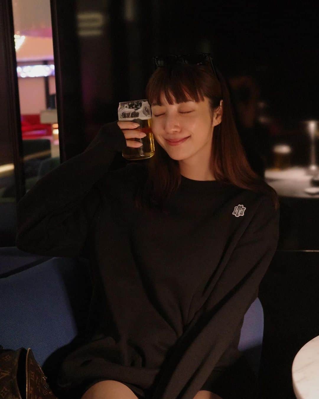 izu（出岡美咲）のインスタグラム：「OFFの日。 東京から友達が来てくれた。  お化粧しない ビール飲む けらけら笑う 大優勝🥇  #dayoff」