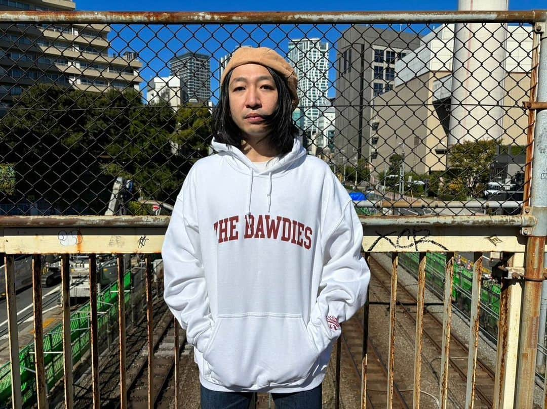 THE BAWDIESさんのインスタグラム写真 - (THE BAWDIESInstagram)「現在受注受付中のパーカー&スウェットの締切が後2日に迫ってますよ！ とは言え、今回のアイテムはカラーバリエーションが豊富でどれにしようか迷ってる方も多いと思うので、僕的おすすめカラーを紹介したいと思います！  まずパーカーのバーガンディとグリーン。こちらボディとロゴの色のバランスがめちゃ良いです！おでかけ用でもお家用でも、どんな場面でも使いやすいです！ つまりマストバイ！  そしてホワイト。やっぱり何でも合うし、存在感もしっかり出るので定番の1枚としておすすめですよ！迷ったらこれ！ つまりマストバイ！  そしてスウェットのグレーとネイビー。これもめちゃ着やすい！ グレーはそもそも個人的に大好きなので僕がどうしても作りたくて作った1枚！ つまりマストバイ！  そしてネイビーはロゴのカラーをめちゃ迷ったんですが白がドンピシャにはまって、仕上がりを見て実は1番気に入ってます。 つまりマストバイ！  と言うわけでみなさんよろしく！！ 詳しくはTHE BAWDIESオフィシャルサイトを見てくださいね！  by taxman」11月4日 13時23分 - thebawdies