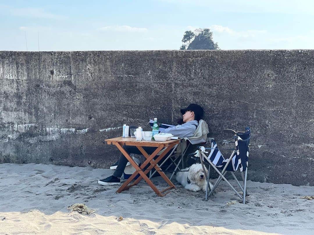 藤原美智子のインスタグラム：「お弁当を買って、浜でランチ。 なんて気持ちの良いお天気だこと❣️  #昼寝 #読書 #田牛海岸  #藤原美智子」