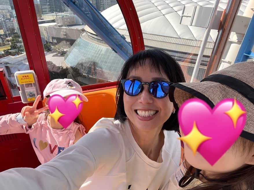 のインスタグラム：「母ちゃん頑張った❗️ 朝から暗くなるまであそんだよ😆  もう少しで付き添い無しで乗れるようになる、、、 もう少し、もう少し、って思ってるけど、 まだまだだ〜🤣笑笑  カッパ着てたのに、結構濡れた💦  #子育て #東京ドームシティ」