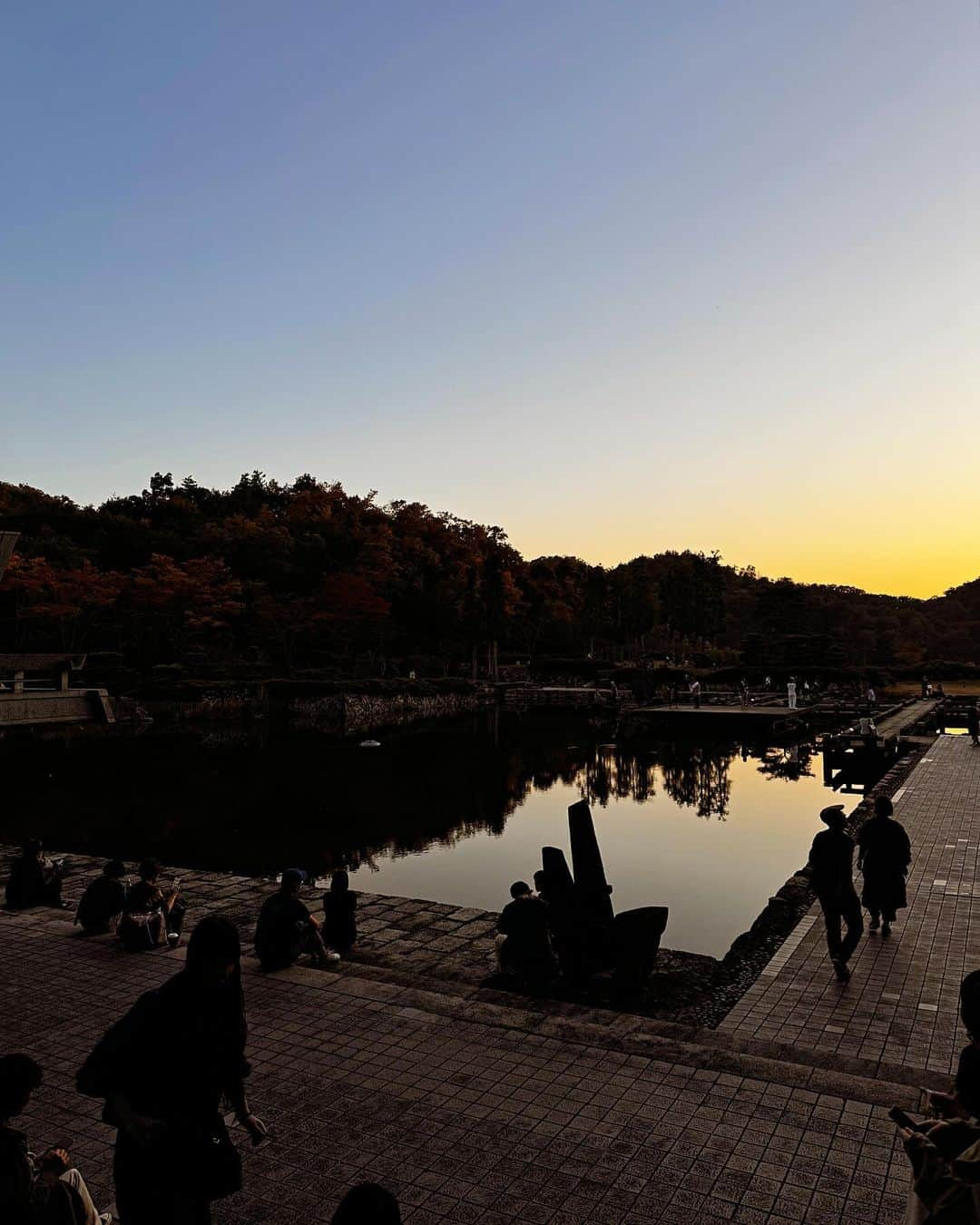 エドツワキのインスタグラム：「夕暮れの開演前、お客さんたちが水辺でチルってる光景が既に素敵だったな。 京都国際会館でのコーネリアス格別でした🫶 ショーの後、流れ流れてTAJIIMAX 展が始まったTORIBA COFFEE KYOTO初訪。気づけば日付けが変わってました。」