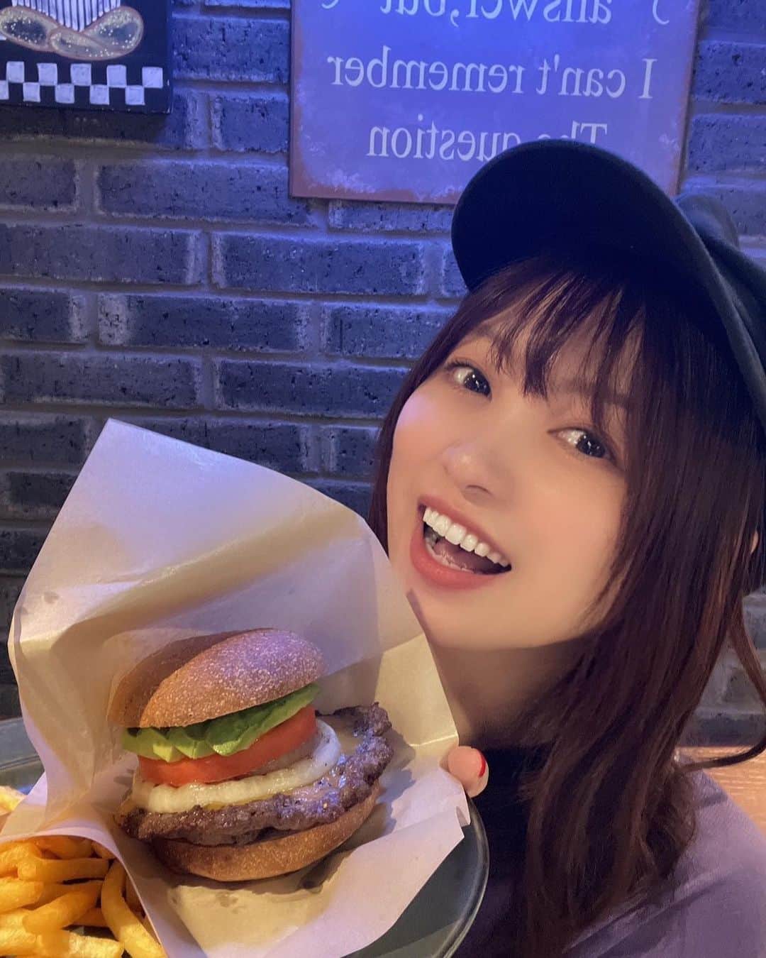 鈴木このみのインスタグラム：「いよいよ明日。  「鈴木このみ Birthday Live 2023 〜CHEERS BURGER〜」 心よりお待ちしております❤️‍🔥🍔  #このみんバーガー」