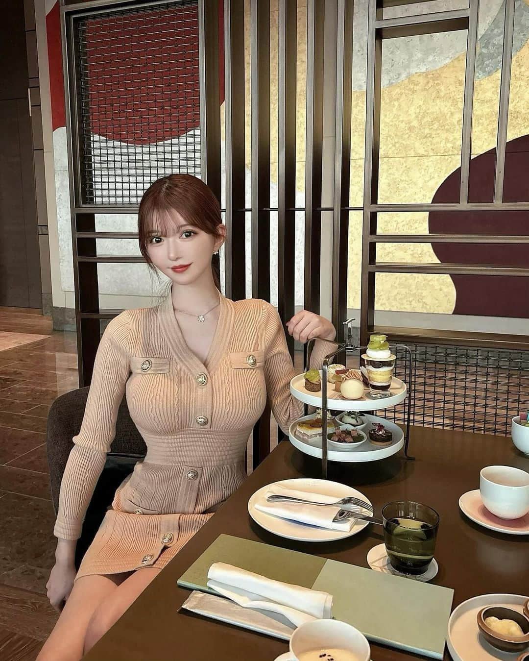 ビビアンのインスタグラム：「muscat afternoon tea💚💛  信じられないくらいセイボリーもドリンクも全てが美味でした🫖アフタヌーンティー久々にしたな🥰🥰 あっという間に11月で年末まであと少しだ🩷頑張ろー🥰  #アフタヌーンティー  #fourseasons  #fourseasonshotel  #フォーシーズンズ  #フォーシーズンズホテル東京大手町  #アフタヌーンティー巡り  #アフタヌーンティー部  #カフェ  #秋服コーデ  #秋服  #東京ホテル」