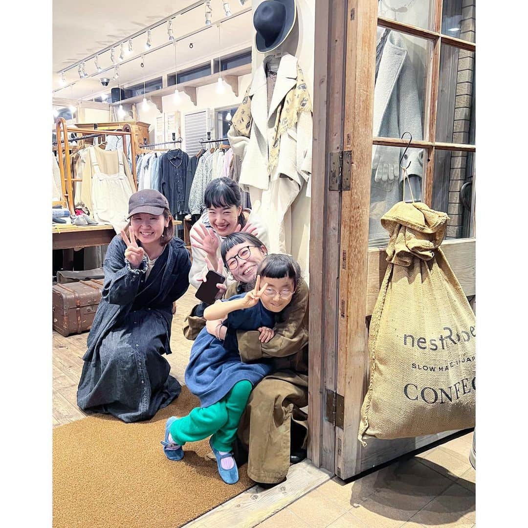 滝口和代さんのインスタグラム写真 - (滝口和代Instagram)「昼も良いけど☺︎ 夜のネストローブ吉祥寺店が好き✴︎  お買い物や私みたいな老体で(笑)子守りタイムに 疲れたらちょっとひと休憩はさんで🍷またおじゃま。  最後は帰りたくなくて みんなでぎゅっと♡ね。  桃ちゃんに何回教えても 「ネストろーる」になってしまうのですが😅 また遊びに行きます♡  遊んでくれてありがとう！  八百屋さんとじゃんけんしたり 吉祥寺の街自体がお祭りみたいな雰囲気で (焼き鳥のけむりとかかな) なぜかお祭りを探して吉祥寺を あちこちお散歩した日でした😆  写真はこばちゃんに @rui_koba_hana  撮ってもらったよ♡  @c.n.c.k  @rui_koba_hana  @mnr__2255  ありがとうー！またお祭り探しに行きます😆  @nest_robe_kichijoji  @confect_kichijyoji   #nestRobe #ネストローブ #nestrobe吉祥寺店  #ネストローブ吉祥寺店  #癒しスポット #桃子と吉祥寺 #公園帰りのボサボサ親娘 #母も体力勝負 #お祭り探し」11月4日 13時34分 - takiguchi_kazuyo