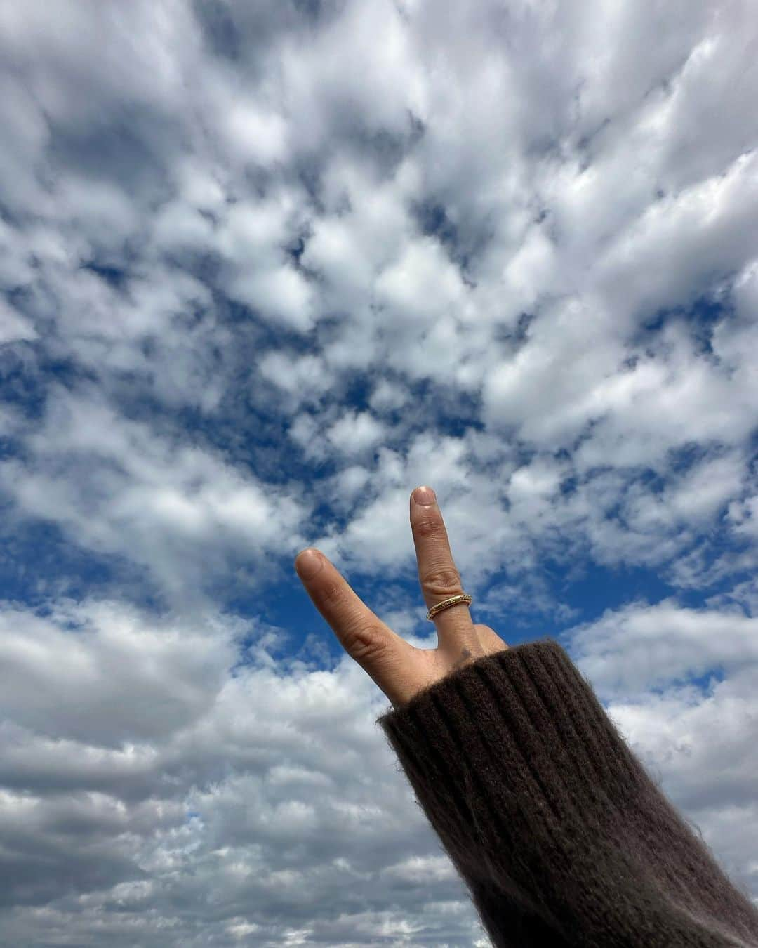 Uのインスタグラム：「🌤️💙✌️ 自由に広く何にも縛られず自分らしく ずっと生きてたいな！  てかこのカーディガン可愛くない？🤎  Cardigan : @iisy_official_  Denim : @iisy_official_」