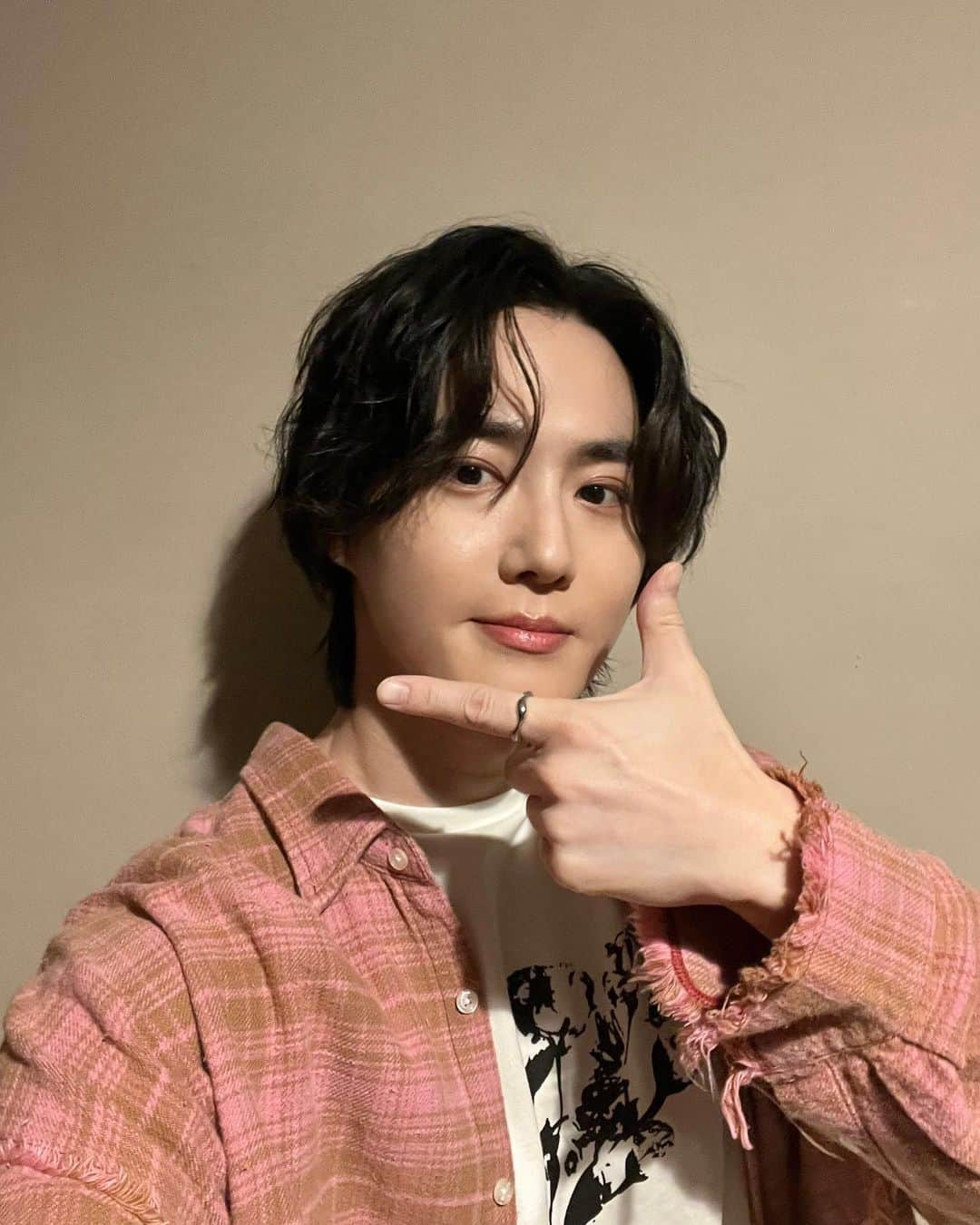 EXOのインスタグラム：「🩷🐰🩷  #SUHO #수호 @kimjuncotton  #EXO #엑소 #weareoneEXO #OnMusicFestival」