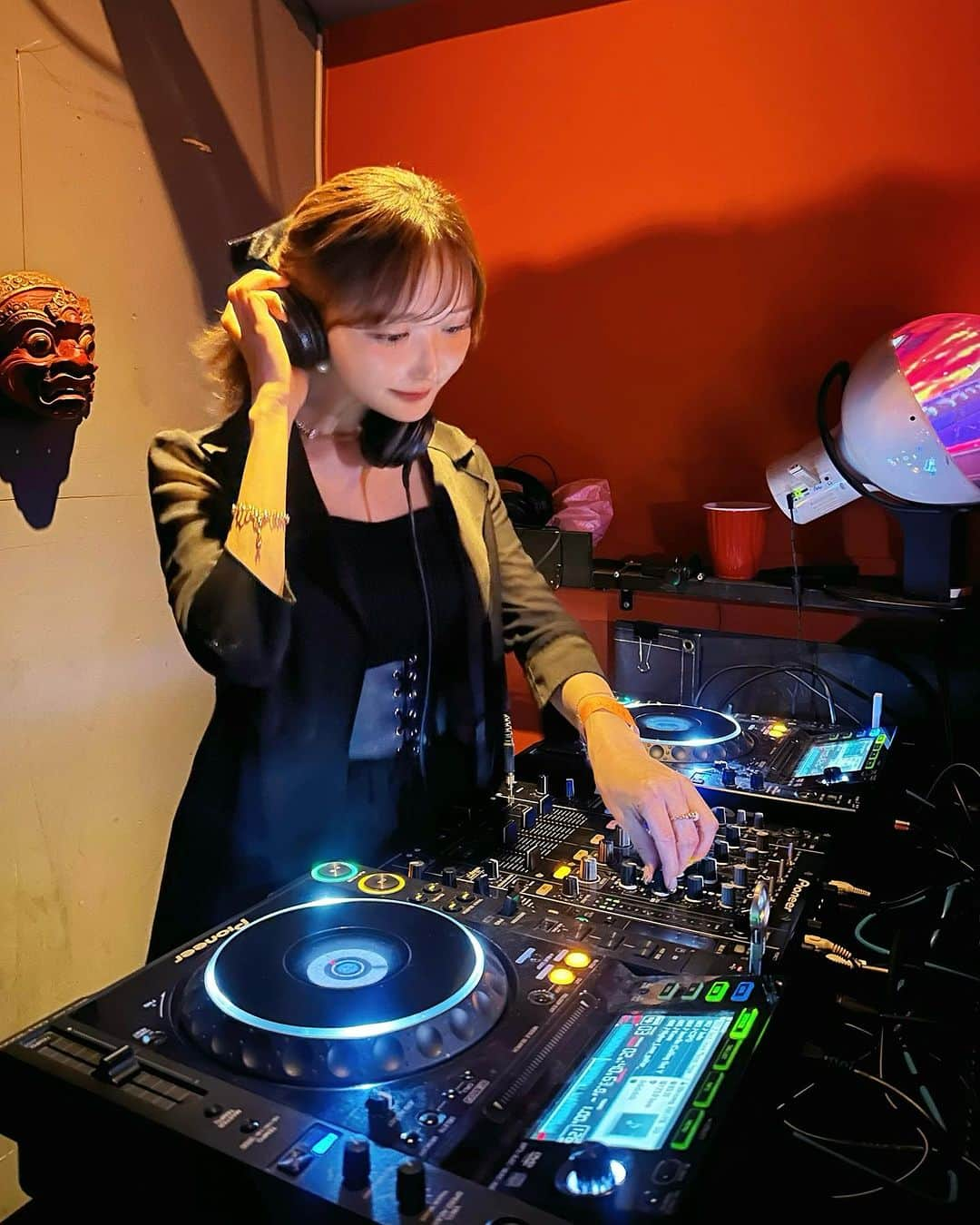 菅野結以のインスタグラム：「ともだちのバースデーイベントで ひっそり告知なし、100年ぶりにDJした🎧 やぱたのしいﾈ  腕みがいて復活するか~~🐕📀」