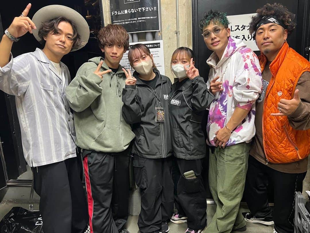 名古屋スクールオブミュージック＆ダンス専門学校さんのインスタグラム写真 - (名古屋スクールオブミュージック＆ダンス専門学校Instagram)「昨日は『HAND DRIP ROUTE TO DREAM tour 2023-2024〜ONE〜』 物販のお手伝いをさせていただきました！！ 貴重な体験が出来て大喜びの2人🥳 なんと最後にメンバーとお写真を📸 とても良い経験をありがとうございました！ またよろしくお願い致します！！  @hddp_official  @nsm_koutoukatei  @nsm_event    #handdrip   #ハンドリ   #ドリッパー   #ONE  #RTD  #nsm   #名古屋スクールオブミュージックアンドダンス専門学校   #専門学校   #物販」11月4日 13時41分 - nsm_nagoya