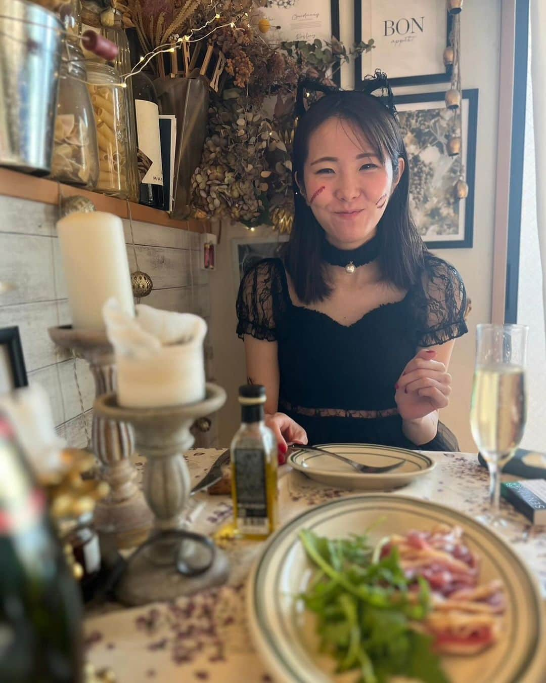 湊月莉子のインスタグラム：「ハロウィンパーリーつづき👻🫶ごちそうさまでした😋インスタじゃ味わからないって散々バカにしてたけど、まじでめちゃくちゃ美味しかったから完敗しやした！！笑 #ハロウィンパーティー #ハロウィンパーティー料理 #おうちハロウィン #料理人 #家飲み #タコのコンフィ #鳥刺し #カボチャのポタージュ #スペアリブ #前菜 #三国ワイン #シャンパン #猫コスプレ #美味しい顔」