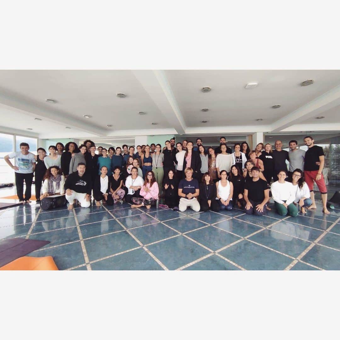 三ツ井裕美さんのインスタグラム写真 - (三ツ井裕美Instagram)「イタリアのスペルロンガにて行われたOdaka Yoga のgathering、Zen warriorのトレーニングに参加させていただきました。  ずっと行ってみたいと思っていたイタリアの地🇮🇹 創始者Roberto先生、Niji (Francesca)先生が活動の拠点とされている場所で、そこにいるOdaka Yogaをされている方々とも交流ができるこの機会があると知った時、行きたい！という選択肢しかありませんでした。  5日間のトレーニング、身体的な面でも精神面でも沢山自分自身と向き合えた気がします。  Zen warriorの動きはどこかにとどまる事なく流れるように動き続けるのですが、そこにいる沢山の参加者の方達とのエネルギーの相乗効果がすごすぎて、無心の状態なのだけどどんどんエネルギーが高まっていく、でもどこか冷静を保っているという不思議な感覚に陥りました。  日本でのトレーニングもとても素晴らしかったのですが、今回また違う感覚の素晴らしさを体感させていただけた気がします。  そして何よりもやはり、創始者Roberto先生とNiji先生のお人柄。本当に温かくて、またまたさらに大好き度がアップ✨✨  その周りにいるOdakisの方達も驚くほど素敵な方達ばかりで、毎日がただただ幸せでした。  スペルロンガの壮大な海を目の前に5日間集中してトレーニングできた事、心から感謝します。  お仕事等調整してくださった方々もありがとうございました🙇‍♀️  書きたい事が色々ありすぎるので、いくつかに分けて投稿したいと思います☺️  あ〜また行きたい🇮🇹  #odakayoga #zenwarrior  #私達は木刀の代わりに扇子持参で参加🪭」11月4日 13時50分 - hiromi__km