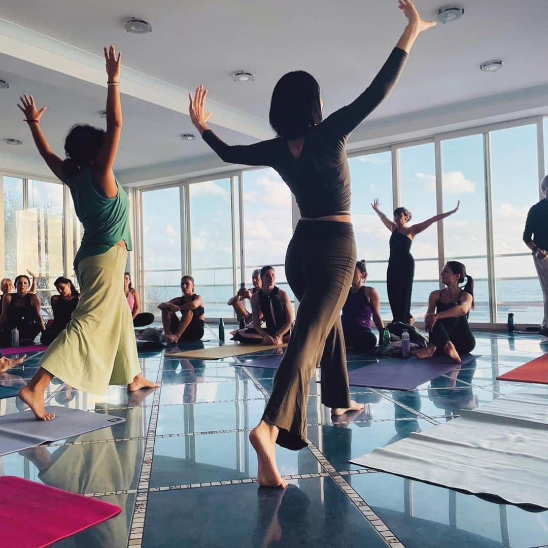 三ツ井裕美さんのインスタグラム写真 - (三ツ井裕美Instagram)「イタリアのスペルロンガにて行われたOdaka Yoga のgathering、Zen warriorのトレーニングに参加させていただきました。  ずっと行ってみたいと思っていたイタリアの地🇮🇹 創始者Roberto先生、Niji (Francesca)先生が活動の拠点とされている場所で、そこにいるOdaka Yogaをされている方々とも交流ができるこの機会があると知った時、行きたい！という選択肢しかありませんでした。  5日間のトレーニング、身体的な面でも精神面でも沢山自分自身と向き合えた気がします。  Zen warriorの動きはどこかにとどまる事なく流れるように動き続けるのですが、そこにいる沢山の参加者の方達とのエネルギーの相乗効果がすごすぎて、無心の状態なのだけどどんどんエネルギーが高まっていく、でもどこか冷静を保っているという不思議な感覚に陥りました。  日本でのトレーニングもとても素晴らしかったのですが、今回また違う感覚の素晴らしさを体感させていただけた気がします。  そして何よりもやはり、創始者Roberto先生とNiji先生のお人柄。本当に温かくて、またまたさらに大好き度がアップ✨✨  その周りにいるOdakisの方達も驚くほど素敵な方達ばかりで、毎日がただただ幸せでした。  スペルロンガの壮大な海を目の前に5日間集中してトレーニングできた事、心から感謝します。  お仕事等調整してくださった方々もありがとうございました🙇‍♀️  書きたい事が色々ありすぎるので、いくつかに分けて投稿したいと思います☺️  あ〜また行きたい🇮🇹  #odakayoga #zenwarrior  #私達は木刀の代わりに扇子持参で参加🪭」11月4日 13時50分 - hiromi__km