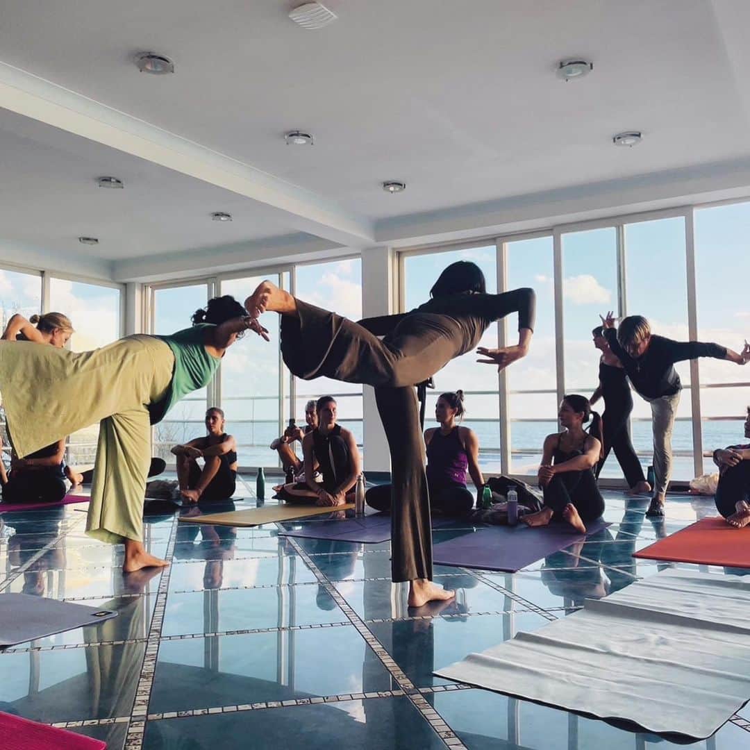 三ツ井裕美さんのインスタグラム写真 - (三ツ井裕美Instagram)「イタリアのスペルロンガにて行われたOdaka Yoga のgathering、Zen warriorのトレーニングに参加させていただきました。  ずっと行ってみたいと思っていたイタリアの地🇮🇹 創始者Roberto先生、Niji (Francesca)先生が活動の拠点とされている場所で、そこにいるOdaka Yogaをされている方々とも交流ができるこの機会があると知った時、行きたい！という選択肢しかありませんでした。  5日間のトレーニング、身体的な面でも精神面でも沢山自分自身と向き合えた気がします。  Zen warriorの動きはどこかにとどまる事なく流れるように動き続けるのですが、そこにいる沢山の参加者の方達とのエネルギーの相乗効果がすごすぎて、無心の状態なのだけどどんどんエネルギーが高まっていく、でもどこか冷静を保っているという不思議な感覚に陥りました。  日本でのトレーニングもとても素晴らしかったのですが、今回また違う感覚の素晴らしさを体感させていただけた気がします。  そして何よりもやはり、創始者Roberto先生とNiji先生のお人柄。本当に温かくて、またまたさらに大好き度がアップ✨✨  その周りにいるOdakisの方達も驚くほど素敵な方達ばかりで、毎日がただただ幸せでした。  スペルロンガの壮大な海を目の前に5日間集中してトレーニングできた事、心から感謝します。  お仕事等調整してくださった方々もありがとうございました🙇‍♀️  書きたい事が色々ありすぎるので、いくつかに分けて投稿したいと思います☺️  あ〜また行きたい🇮🇹  #odakayoga #zenwarrior  #私達は木刀の代わりに扇子持参で参加🪭」11月4日 13時50分 - hiromi__km