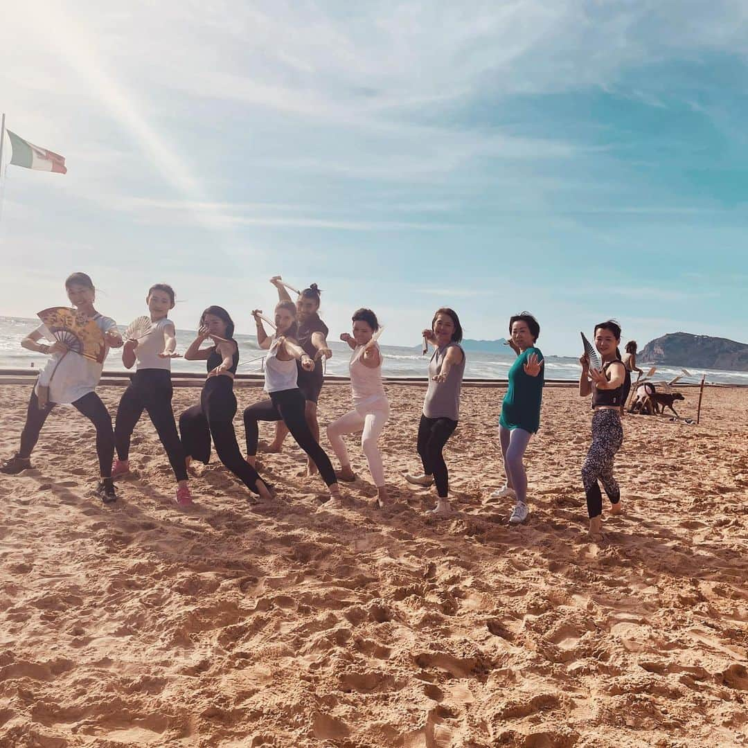 三ツ井裕美さんのインスタグラム写真 - (三ツ井裕美Instagram)「イタリアのスペルロンガにて行われたOdaka Yoga のgathering、Zen warriorのトレーニングに参加させていただきました。  ずっと行ってみたいと思っていたイタリアの地🇮🇹 創始者Roberto先生、Niji (Francesca)先生が活動の拠点とされている場所で、そこにいるOdaka Yogaをされている方々とも交流ができるこの機会があると知った時、行きたい！という選択肢しかありませんでした。  5日間のトレーニング、身体的な面でも精神面でも沢山自分自身と向き合えた気がします。  Zen warriorの動きはどこかにとどまる事なく流れるように動き続けるのですが、そこにいる沢山の参加者の方達とのエネルギーの相乗効果がすごすぎて、無心の状態なのだけどどんどんエネルギーが高まっていく、でもどこか冷静を保っているという不思議な感覚に陥りました。  日本でのトレーニングもとても素晴らしかったのですが、今回また違う感覚の素晴らしさを体感させていただけた気がします。  そして何よりもやはり、創始者Roberto先生とNiji先生のお人柄。本当に温かくて、またまたさらに大好き度がアップ✨✨  その周りにいるOdakisの方達も驚くほど素敵な方達ばかりで、毎日がただただ幸せでした。  スペルロンガの壮大な海を目の前に5日間集中してトレーニングできた事、心から感謝します。  お仕事等調整してくださった方々もありがとうございました🙇‍♀️  書きたい事が色々ありすぎるので、いくつかに分けて投稿したいと思います☺️  あ〜また行きたい🇮🇹  #odakayoga #zenwarrior  #私達は木刀の代わりに扇子持参で参加🪭」11月4日 13時50分 - hiromi__km