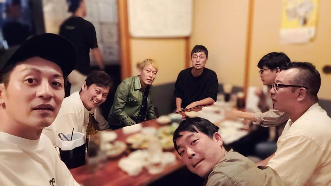 じゅんいちダビッドソンさんのインスタグラム写真 - (じゅんいちダビッドソンInstagram)「平地の焚火会。 たまに居酒屋に集まるのも楽しいのです😃 いまごろウエストランドm-1優勝の内祝いもらいました。賞レース内祝い？そんなん初めて聞いたがまあありがと✌️ 次は野で集まりたいですねー  #焚火会 #スパローズ大和 #バイキング西村 #とろサーモン村田 #阿諏訪泰義 #ベアーズ島田キャンプ #ウエストランド河本 #じゅんいちダビッドソン #ヒロシさんとスギさんはおやすみ #平地の焚火会飲み」11月4日 13時58分 - 0204junich_davidson_official