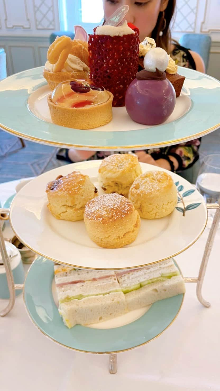 畑田亜希のインスタグラム：「The Diamond Jubilee Tea Salon at Fortnum & Mason🫖  いつかのロンドンで行ったHigh tea ☕️  入り口から可愛くって、細かい所まで素敵過ぎて、お土産コーナーも沢山あってなかなかレストランに辿り着けない。。。😅  紅茶もケーキもとーっっても美味しい🥹🍰🧁 こんなにスイーツ沢山なのに、サービスでチーズケーキやチョコレートタルトまでくれたり🍫 もう食べられない〜と言いつつ味見😆  素敵なレストランやお店はスタッフの方達もとても親切🥹🩷  あ〜クリスマスのヨーロッパに行ってみたいな🎄  #2023 #london #londonhightea #fortnumandmason &Mason #思い出」