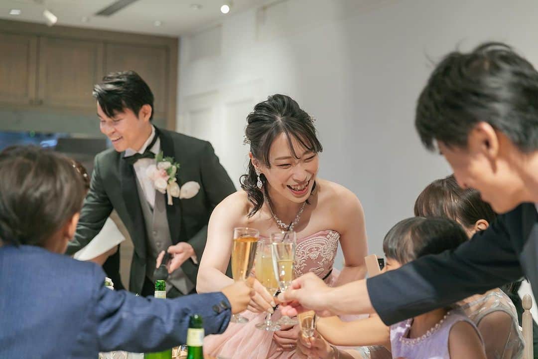 チャペル・ド・コフレのインスタグラム：「．  乾杯🥂  パーティーのスタートにはかかせない 演出です𓂃 ‪    #結婚式 #チャペルドコフレ #花嫁 #少人数婚 #少人数結婚式#家族婚 #アットホーム結婚式 #オープンキッチン #梅田結婚式場#wedding #先輩カップル#花嫁準備 #先輩花嫁#関西花嫁#大阪花嫁 #関西の花嫁さんと繋がりたい #花嫁diy#diy#洋装#和装#フォトウェデング#前撮り #photo#photowedding #マタニティフォト」