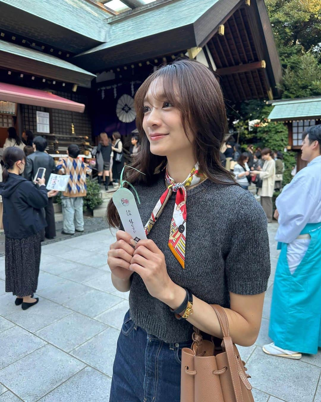 笛木陽子さんのインスタグラム写真 - (笛木陽子Instagram)「東京大神宮⛩️ 東京で一番縁結びが有名な神社  ㅤㅤㅤㅤㅤㅤㅤㅤㅤㅤㅤㅤㅤ縁おみくじは香り付きで栞にも出来たよ🔖 結果は波乱の兆か〜って事で結びつけてきました😂笑 ㅤㅤㅤㅤㅤㅤㅤㅤㅤㅤㅤㅤㅤ 人の縁、お仕事の縁、全てのいい縁が結ばれますように🫶 ㅤㅤㅤㅤㅤㅤㅤㅤㅤㅤㅤㅤㅤ この日コーデは2枚目にタグ付けてます𓍯  #東京大神宮#縁結び#縁結び神社#東京観光#縁おみくじ#秋コーデ#大人女子コーデ#ZARA#polene#ハーフモデル」11月4日 14時04分 - yoko_fueki56