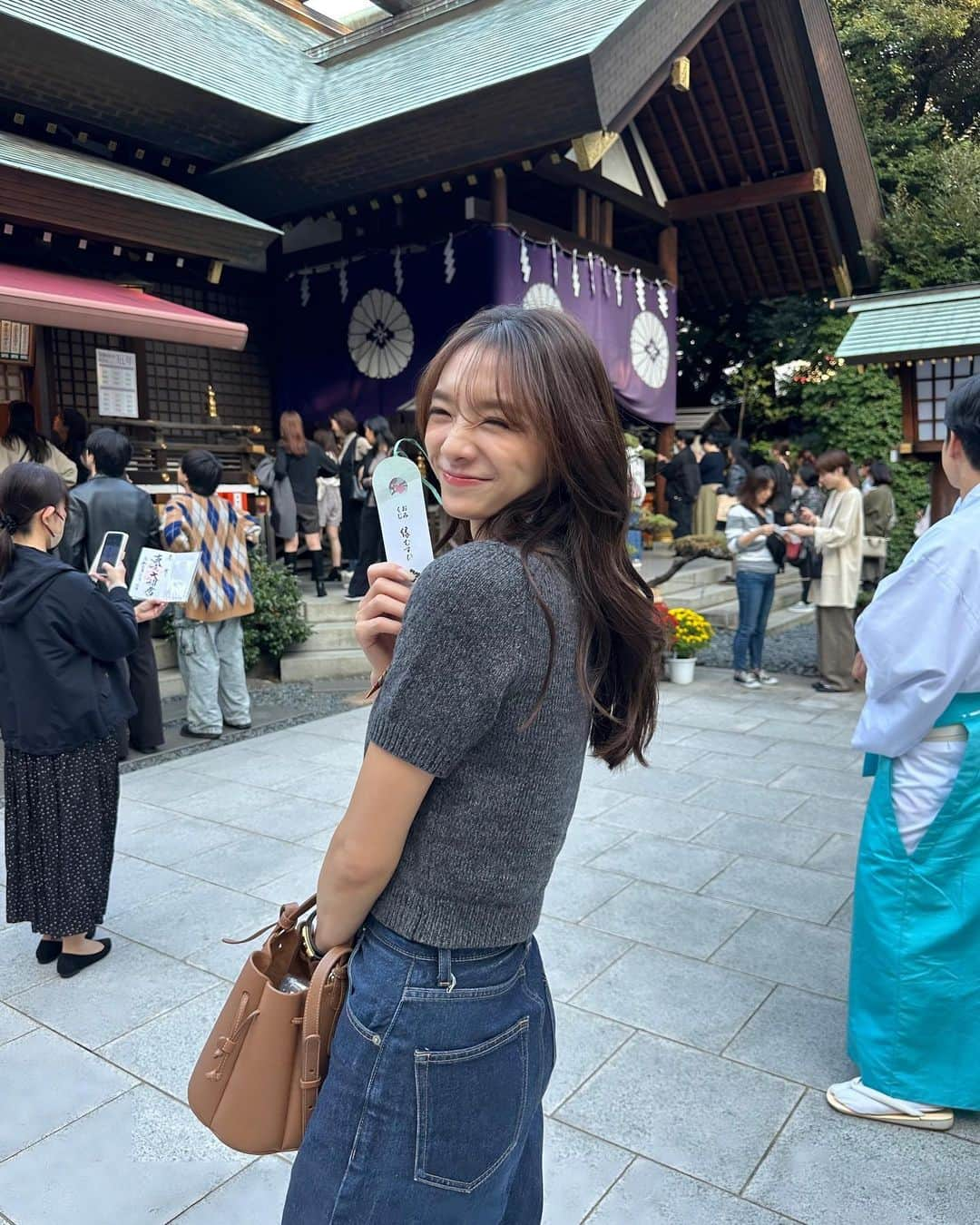 笛木陽子のインスタグラム：「東京大神宮⛩️ 東京で一番縁結びが有名な神社  ㅤㅤㅤㅤㅤㅤㅤㅤㅤㅤㅤㅤㅤ縁おみくじは香り付きで栞にも出来たよ🔖 結果は波乱の兆か〜って事で結びつけてきました😂笑 ㅤㅤㅤㅤㅤㅤㅤㅤㅤㅤㅤㅤㅤ 人の縁、お仕事の縁、全てのいい縁が結ばれますように🫶 ㅤㅤㅤㅤㅤㅤㅤㅤㅤㅤㅤㅤㅤ この日コーデは2枚目にタグ付けてます𓍯  #東京大神宮#縁結び#縁結び神社#東京観光#縁おみくじ#秋コーデ#大人女子コーデ#ZARA#polene#ハーフモデル」