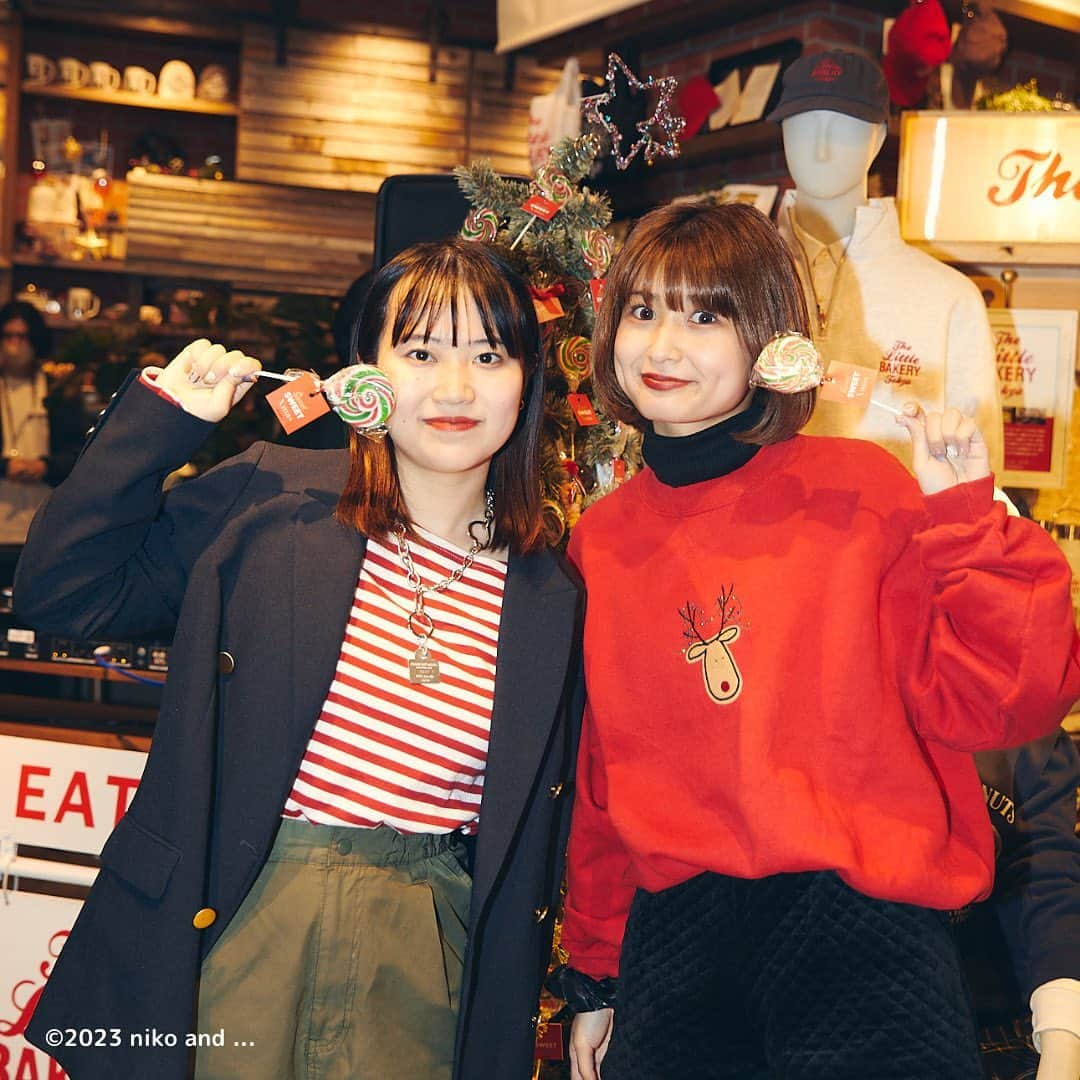 ニコアンドさんのインスタグラム写真 - (ニコアンドInstagram)「.  🎄Sweet SWEET Xmas🎄 ✨STORE LIMITED ✨ 　　　#SNAP編 _______________________________  11月2日に開催した #ニコアンドのちょっと早すぎるクリスマス  のイベントスナップをチラリご紹介🎅🫰 たくさんのご来場、ありがとうございました✨  Photo by @_naru_naru  _______________________________  なんだか気持ちが高まる季節が今年もやってきた。  子どもの時のワクワク、 好きな人と過ごしたドキドキ、 いろいろな思い出がよみがえってくるのも クリスマスの醍醐味。  そんな記憶をかわいくて楽しくて たまにちょっとほろ苦いスイーツたちに重ねながら、 大切な人とすてきなクリスマスを過ごしませんか？  _______________________________  🎄開催店舗🎄 📍niko and ... TOKYO 〒150-0001 東京都渋谷区神宮前６丁目１２−２０ 1F2F _______________________________  #nikoand #ニコアンド #であうにあう #styleeditorialbrand #uni9uesense #sweetsweetxmas #ニコアンドのちょっと早すぎるクリスマス  #thelittlebakerytokyo  #goodtowndoughnuts」11月4日 14時05分 - nikoandtokyo