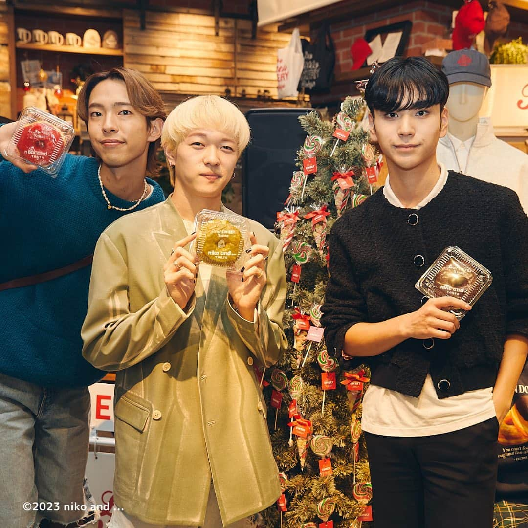 ニコアンドさんのインスタグラム写真 - (ニコアンドInstagram)「.  🎄Sweet SWEET Xmas🎄 ✨STORE LIMITED ✨ 　　　#SNAP編 _______________________________  11月2日に開催した #ニコアンドのちょっと早すぎるクリスマス  のイベントスナップをチラリご紹介🎅🫰 たくさんのご来場、ありがとうございました✨  Photo by @_naru_naru  _______________________________  なんだか気持ちが高まる季節が今年もやってきた。  子どもの時のワクワク、 好きな人と過ごしたドキドキ、 いろいろな思い出がよみがえってくるのも クリスマスの醍醐味。  そんな記憶をかわいくて楽しくて たまにちょっとほろ苦いスイーツたちに重ねながら、 大切な人とすてきなクリスマスを過ごしませんか？  _______________________________  🎄開催店舗🎄 📍niko and ... TOKYO 〒150-0001 東京都渋谷区神宮前６丁目１２−２０ 1F2F _______________________________  #nikoand #ニコアンド #であうにあう #styleeditorialbrand #uni9uesense #sweetsweetxmas #ニコアンドのちょっと早すぎるクリスマス  #thelittlebakerytokyo  #goodtowndoughnuts」11月4日 14時05分 - nikoandtokyo