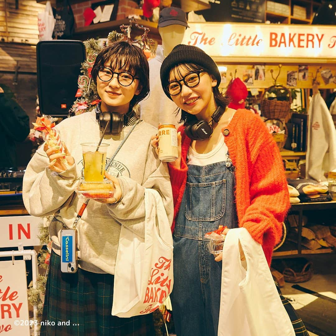 ニコアンドさんのインスタグラム写真 - (ニコアンドInstagram)「.  🎄Sweet SWEET Xmas🎄 ✨STORE LIMITED ✨ 　　　#SNAP編 _______________________________  11月2日に開催した #ニコアンドのちょっと早すぎるクリスマス  のイベントスナップをチラリご紹介🎅🫰 たくさんのご来場、ありがとうございました✨  Photo by @_naru_naru  _______________________________  なんだか気持ちが高まる季節が今年もやってきた。  子どもの時のワクワク、 好きな人と過ごしたドキドキ、 いろいろな思い出がよみがえってくるのも クリスマスの醍醐味。  そんな記憶をかわいくて楽しくて たまにちょっとほろ苦いスイーツたちに重ねながら、 大切な人とすてきなクリスマスを過ごしませんか？  _______________________________  🎄開催店舗🎄 📍niko and ... TOKYO 〒150-0001 東京都渋谷区神宮前６丁目１２−２０ 1F2F _______________________________  #nikoand #ニコアンド #であうにあう #styleeditorialbrand #uni9uesense #sweetsweetxmas #ニコアンドのちょっと早すぎるクリスマス  #thelittlebakerytokyo  #goodtowndoughnuts」11月4日 14時05分 - nikoandtokyo