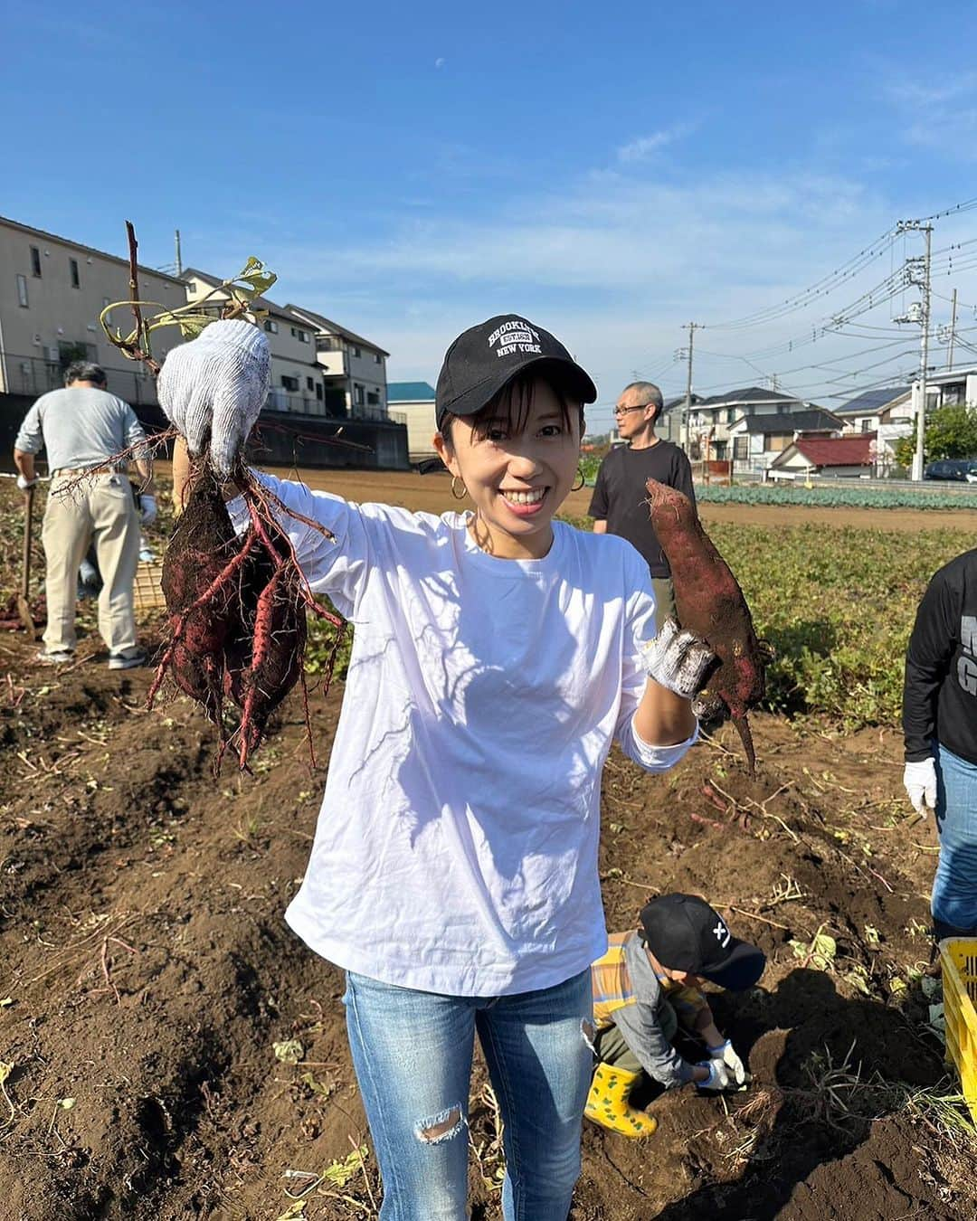 池田夢見のインスタグラム：「やったぁー！2年連続親子お芋掘り抽選に当選した🥰🙏 朝から晴天の中土いじりしてさつまいも🍠掘りなんて 幸せすぎるなぁって思いながら参加させてもらいました😚❣️  なんだかんだ毎日幸せやなぁ☺️  お土産にさつまいも🍠めっちゃもらえた❤️❤️❤️  明日から消費させてもらいますっ😋🤤  #さつまいも堀り  #家族参加 #当選  #秋のイベント」