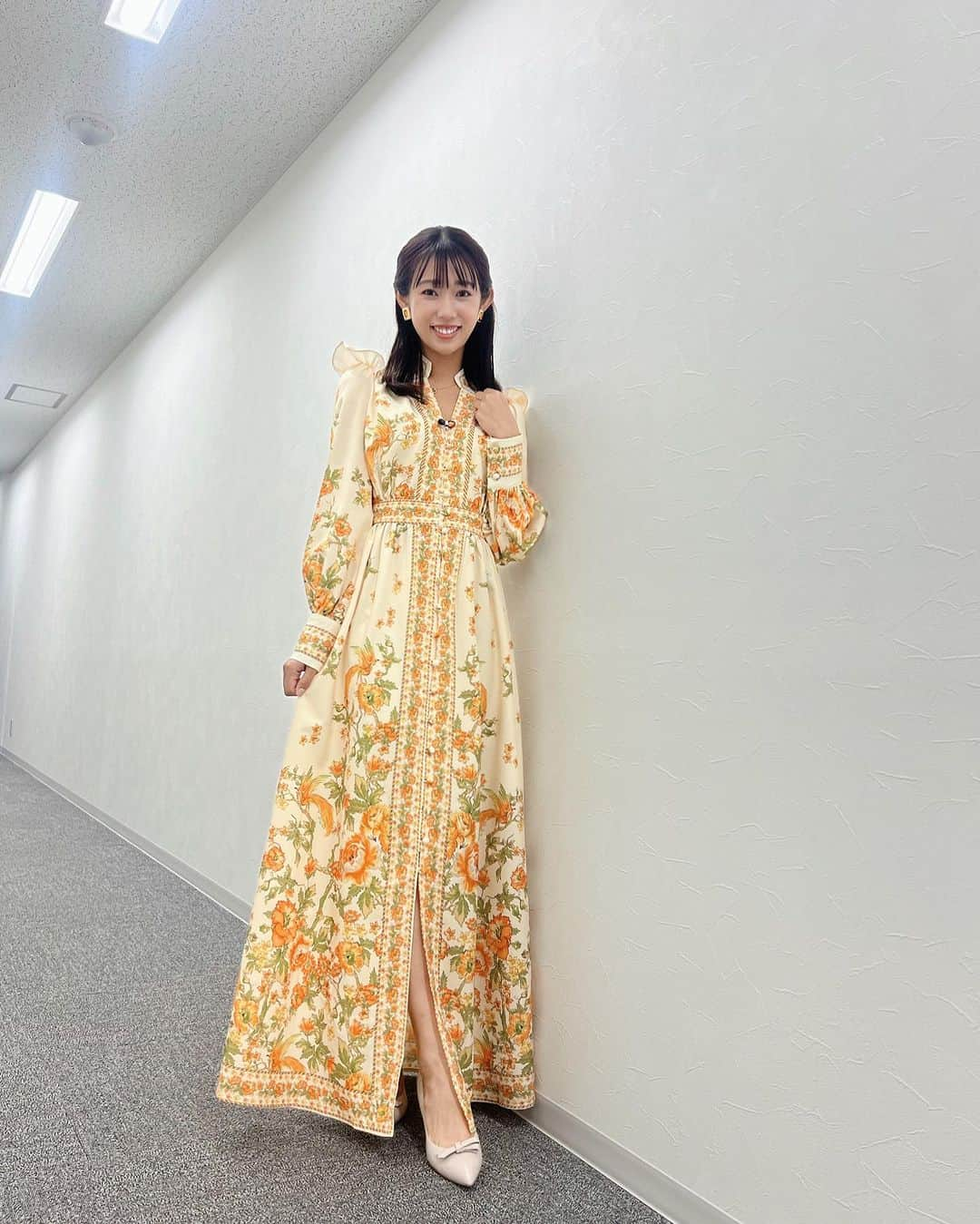 堀江聖夏さんのインスタグラム写真 - (堀江聖夏Instagram)「⌇‎ ⁡ 3連休、みなさんは どこかお出かけされてますか？🤍 ⁡ 私は、子どもたちに囲まれる イベントをしています〜！それにしても 暑いね〜〜！真夏のよう😳 ⁡ 毎週日曜日は 22:54〜BS日テレ「汐留TV!」 ⁡ ⁡ ワンピース∶WildLily @wildlily_daikanyama  イヤリング∶ABISTE @abiste_official  パンプス∶DIANA @dianashoespress  ⁡ 最後は、ハロウィン🎃のときのっ笑 ⁡ _______________________________ #汐留TV #秋 #BS日テレ #衣装 #ワンピース #骨格ウェーブ」11月4日 14時19分 - mina_horie